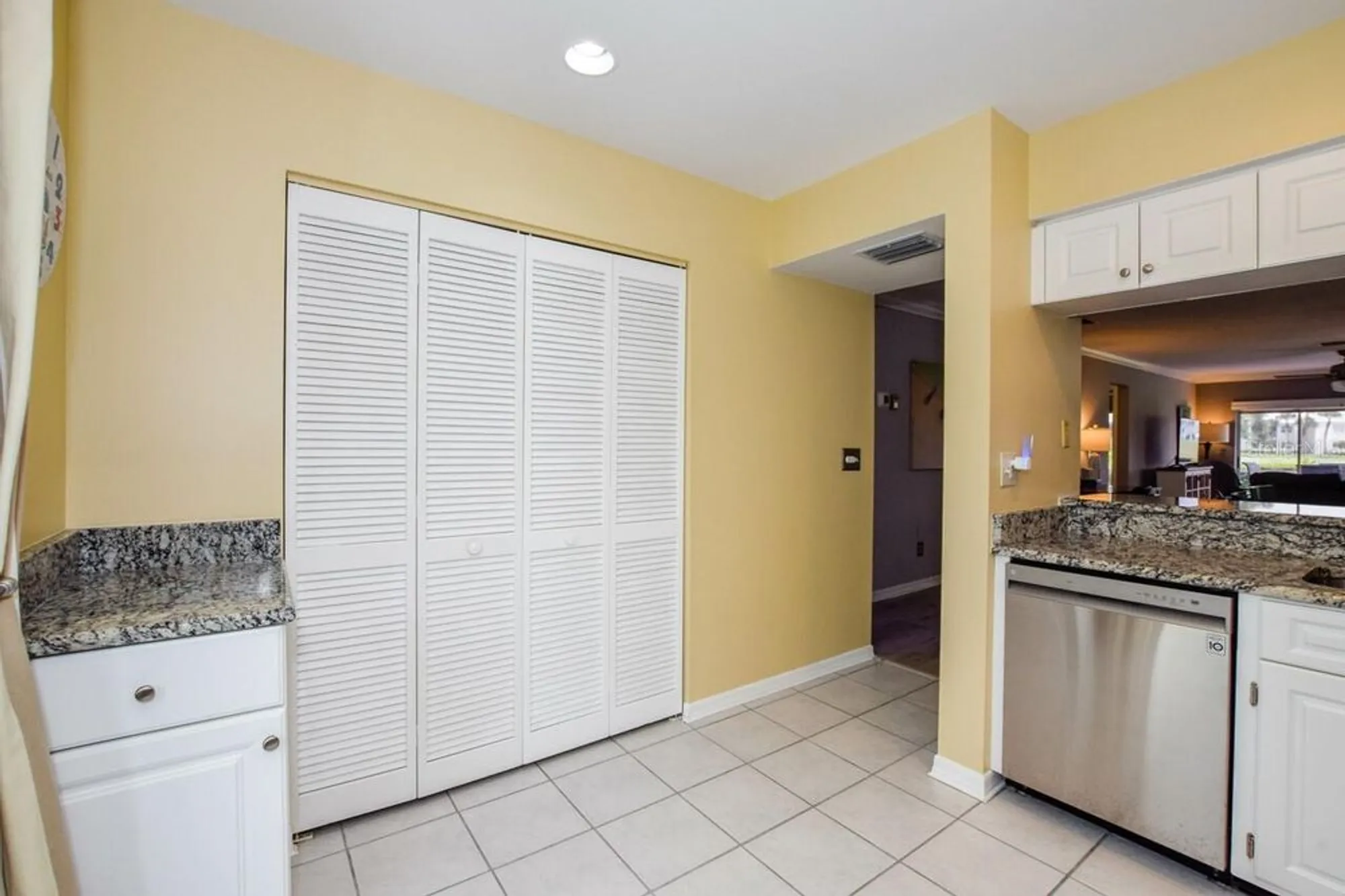 Property Slideshow image 10 of 63 | 208 cerromar way 26, Venice, FL, 34293