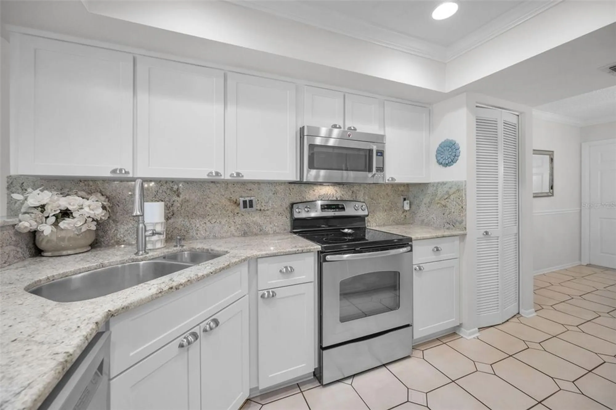 Property Slideshow image 14 of 58 | 1199 woodfield ct, Palm Harbor, FL, 34684