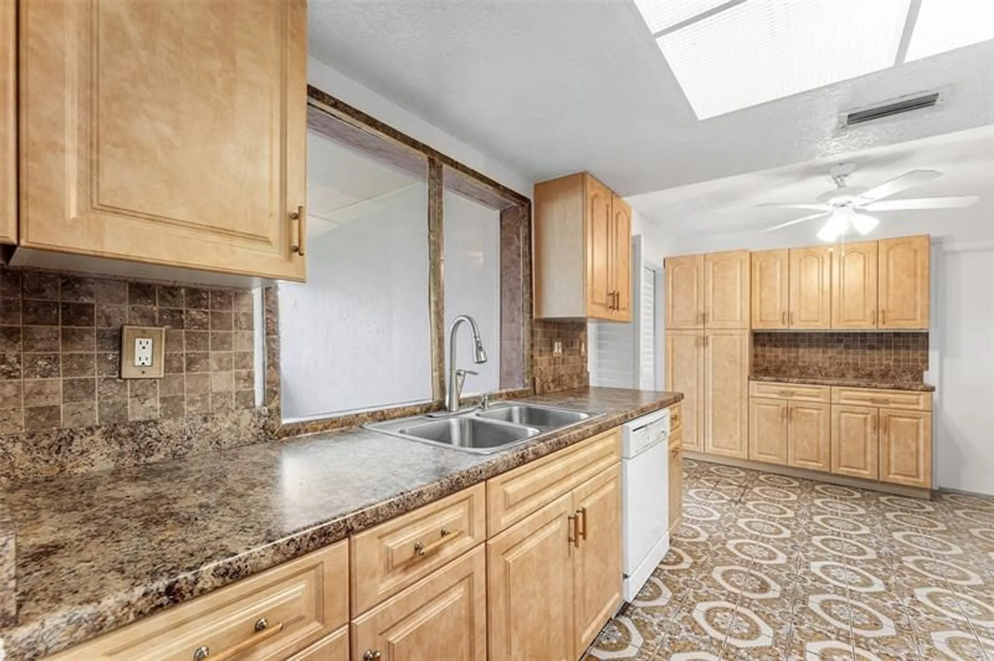 Property Slideshow image 12 of 34 | 4706 nw 43rd ter, Tamarac, FL, 33319