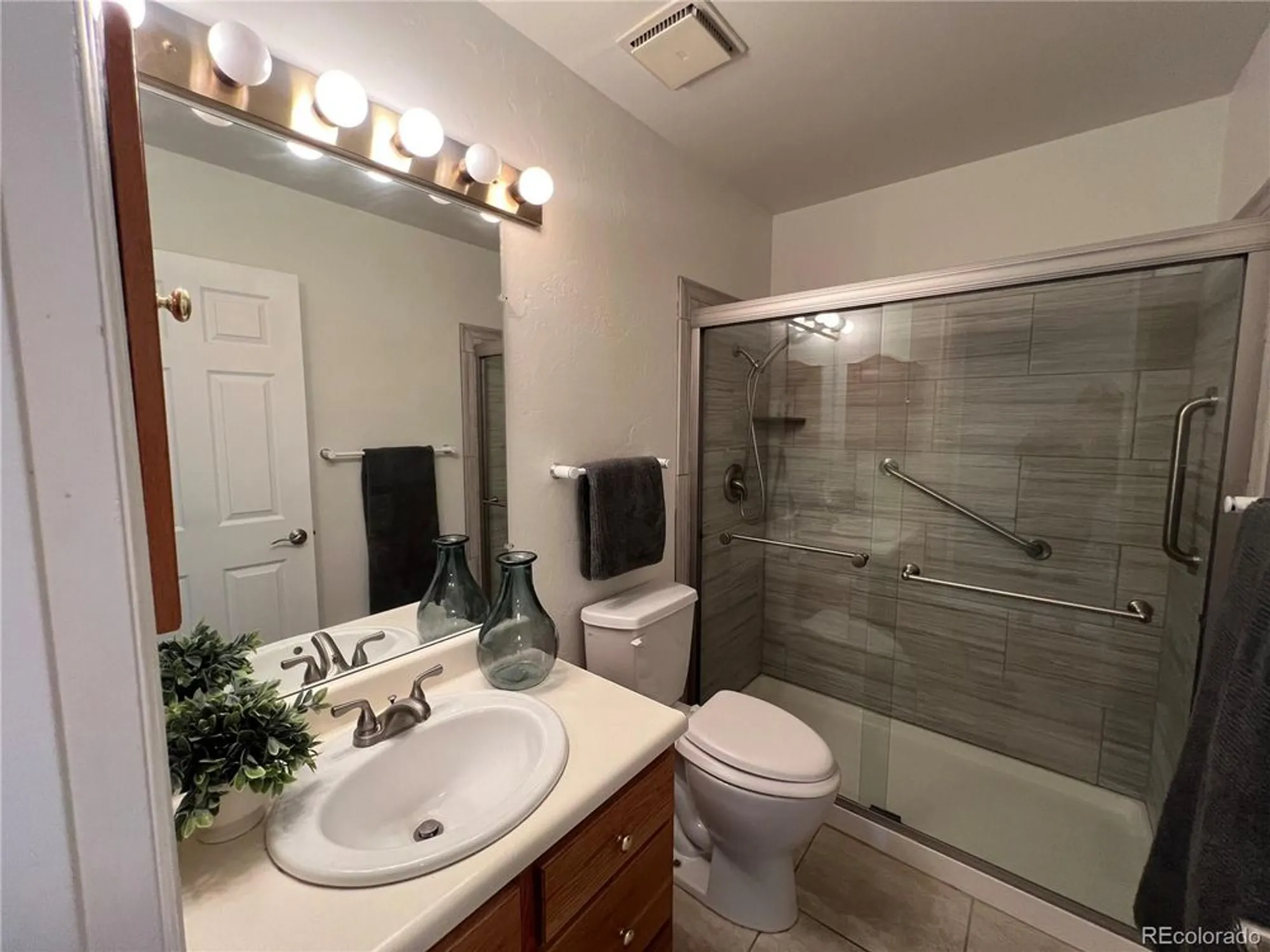 Property Slideshow image 8 of 25 | 2808 s heather gardens way b, Aurora, CO, 80014