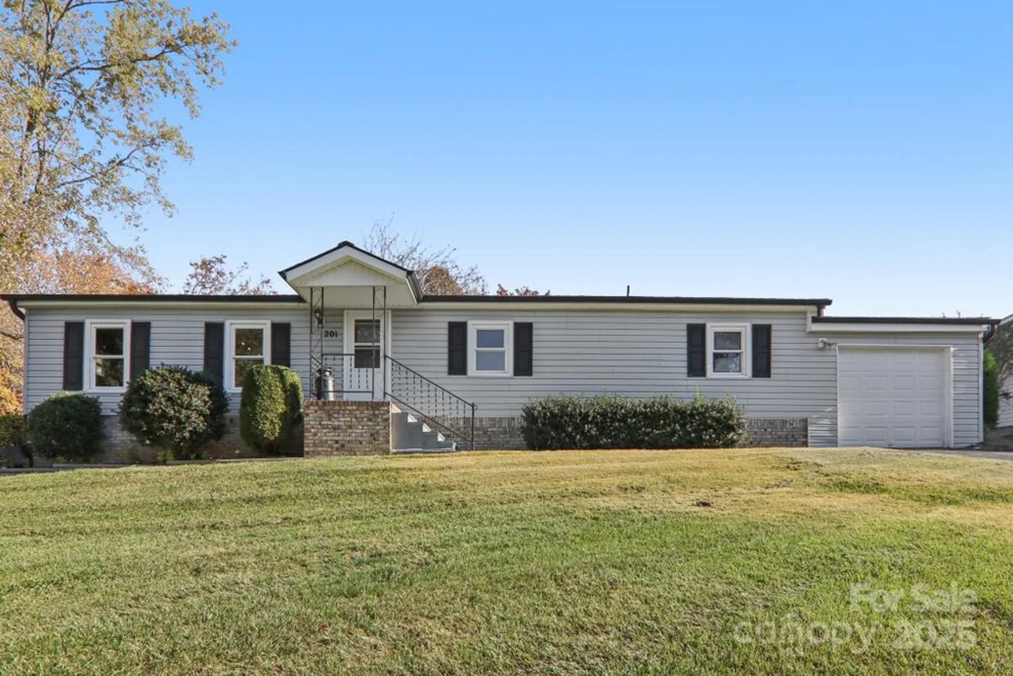 Property Slideshow image 1 of 44 | 201 cranbrook cir, Hendersonville, NC, 28792