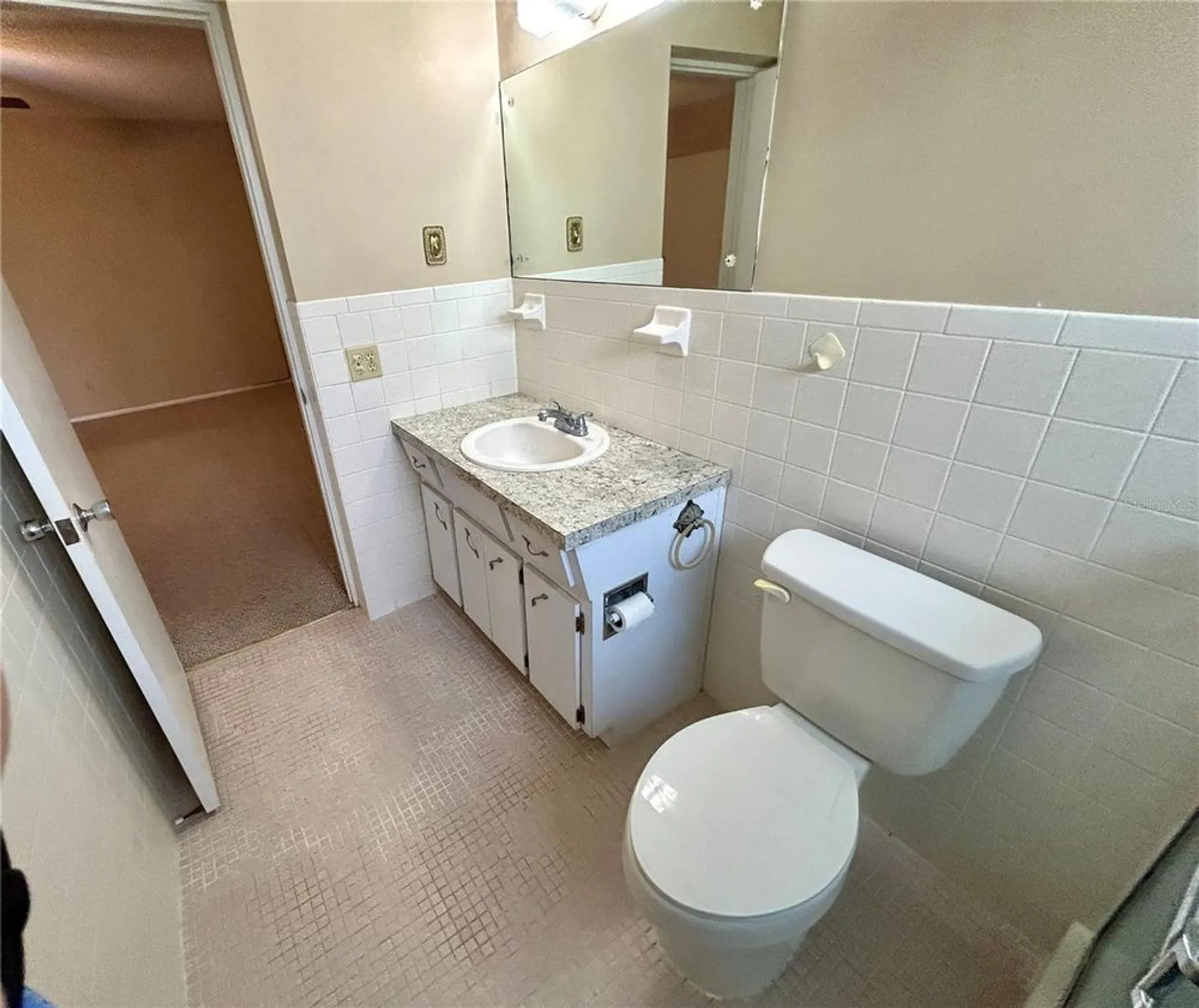 Property Slideshow image 22 of 48 | 2402 ecuadorian way apt 28, Clearwater, FL, 33763