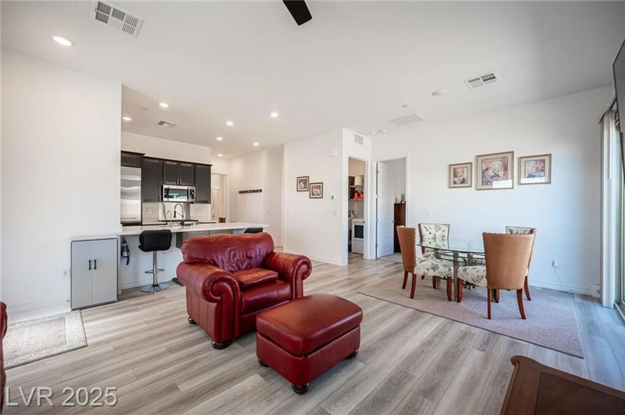 Property Slideshow image 9 of 46 | 932 belleforte ln, Las Vegas, NV, 89138