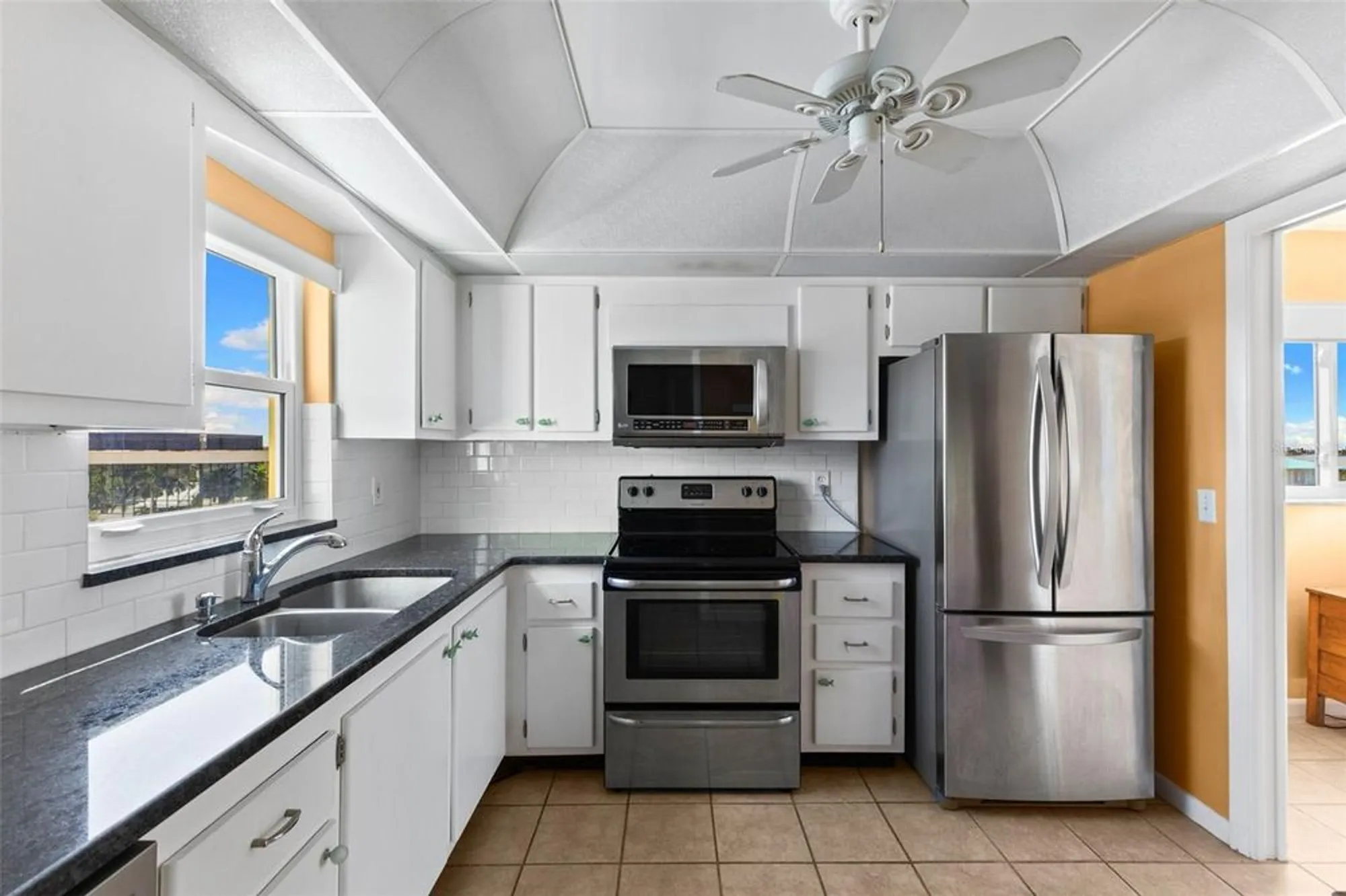 Property Slideshow image 8 of 46 | 4550 cove cir apt 501, Saint Petersburg, FL, 33708