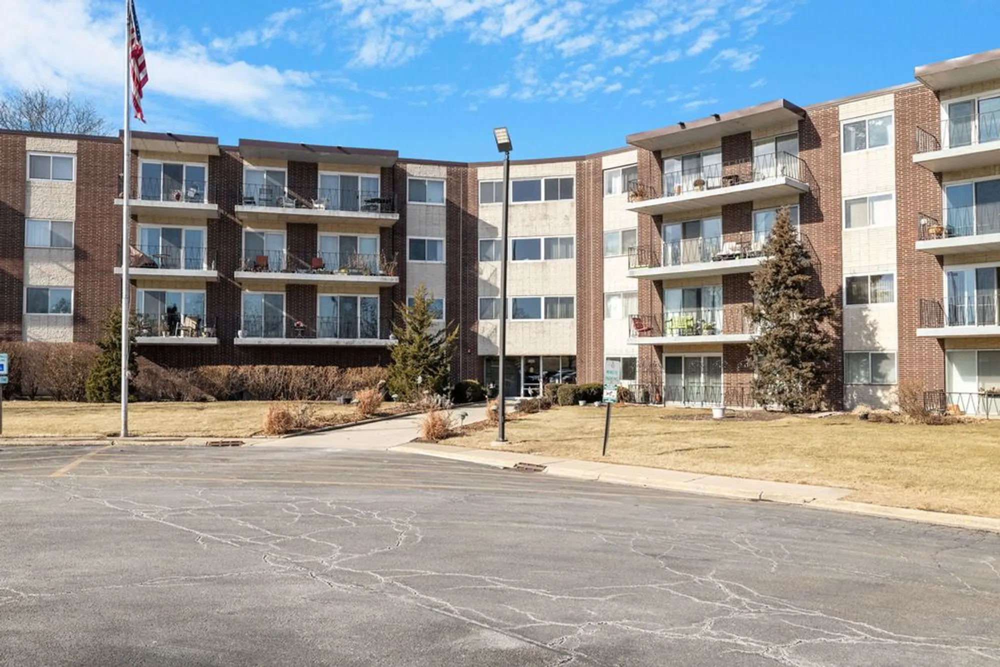 Property Slideshow image 23 of 25 | 5540 walnut ave apt 6b, Downers Grove, IL, 60515