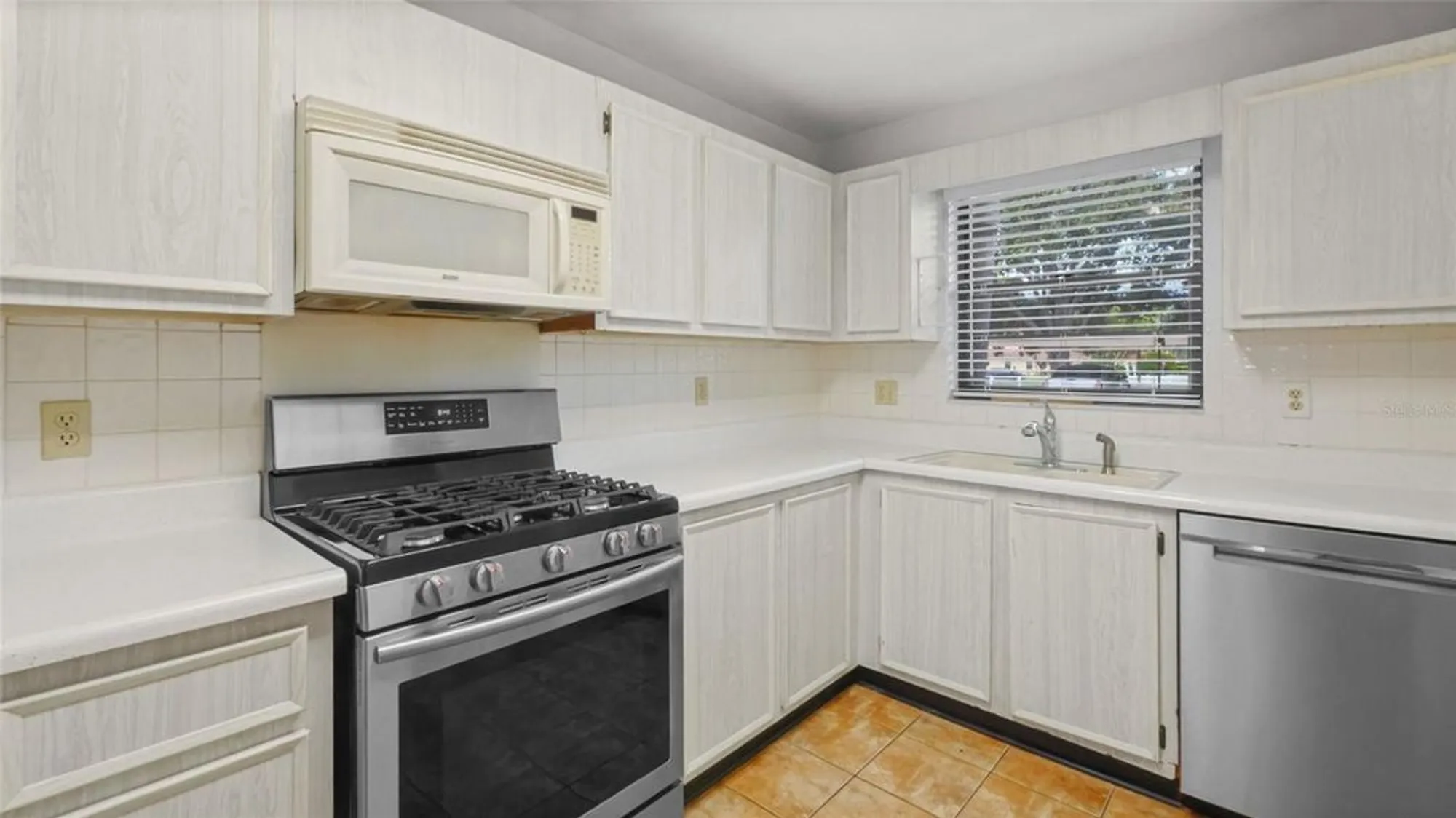 Property Slideshow image 10 of 32 | 6070 80th st n unit 109, St Petersburg, FL, 33709