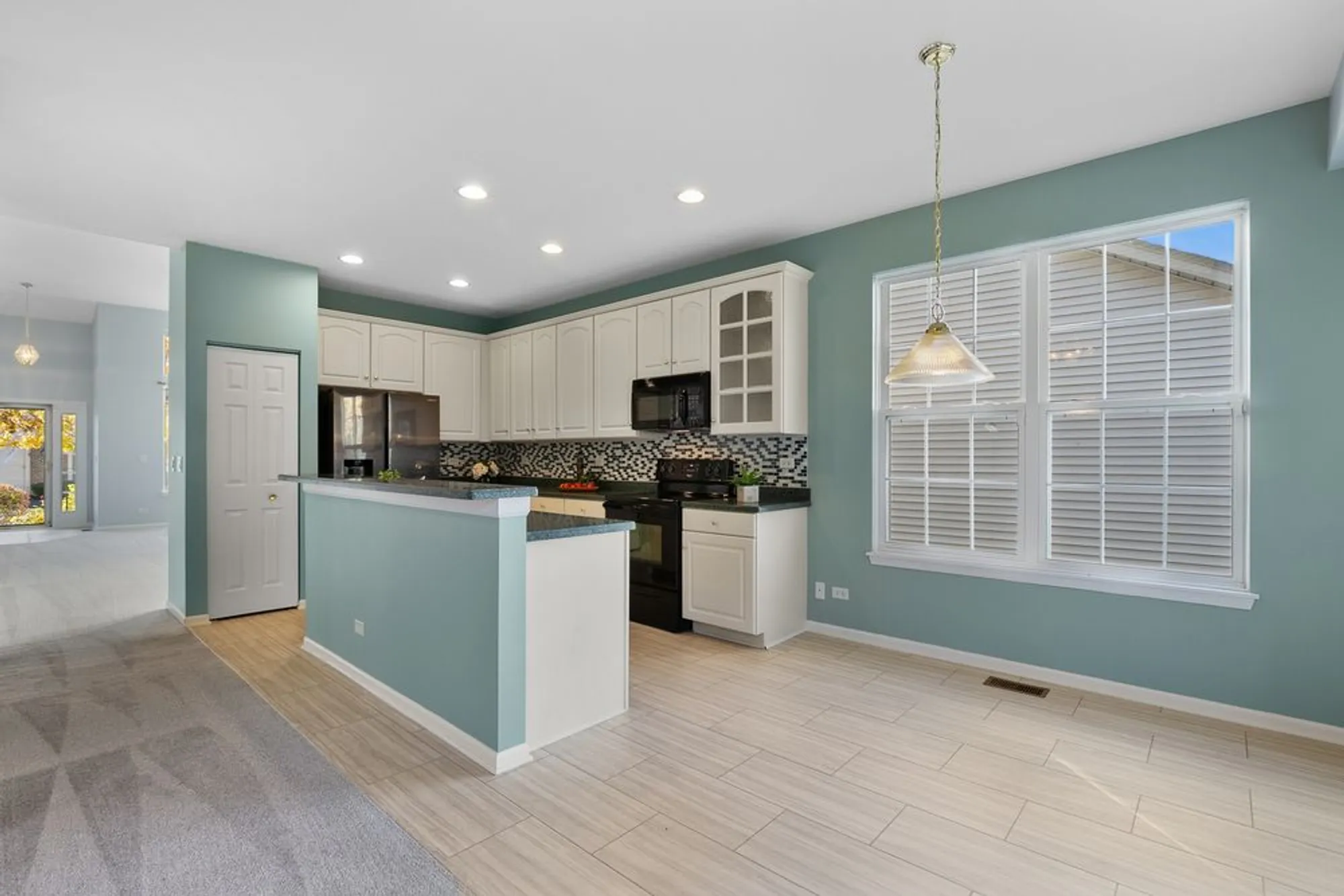 Property Slideshow image 6 of 39 | 2325 carillon dr, Grayslake, IL, 60030