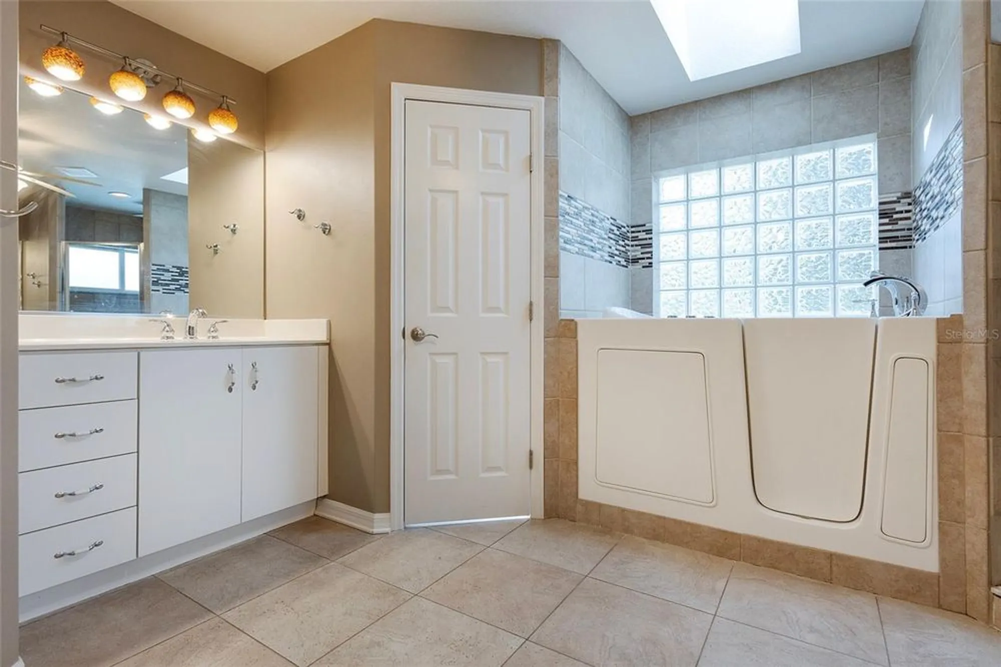 Property Slideshow image 19 of 66 | 6065 spruce point cir, Port Orange, FL, 32128