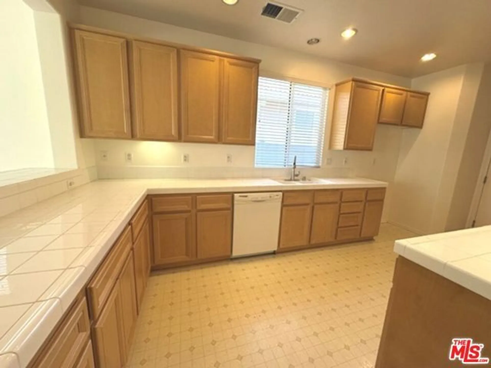 Property Slideshow image 6 of 34 | 193 kettle crk, Beaumont, CA, 92223