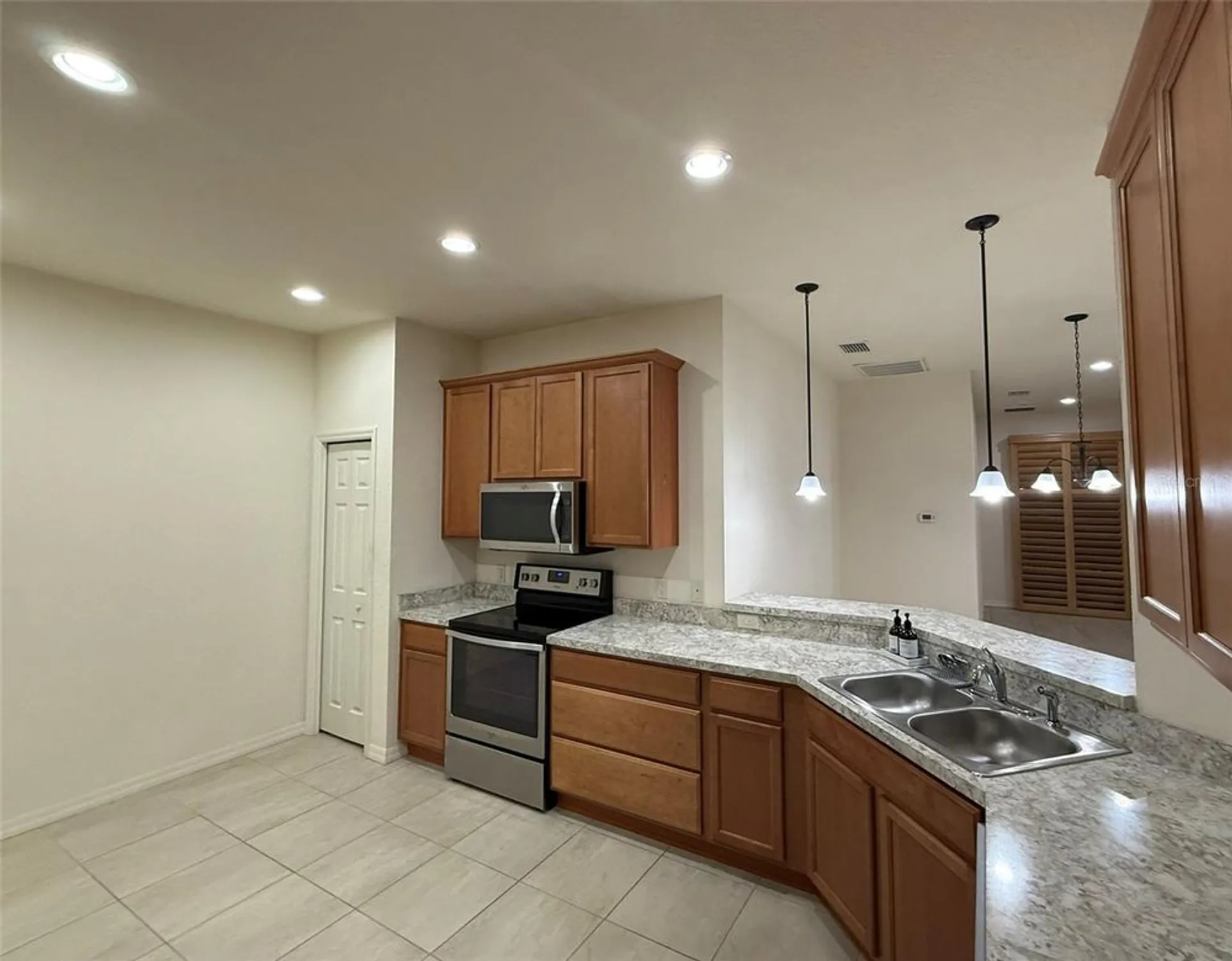 Property Slideshow image 10 of 32 | 1579 vienna square dr, Winter Haven, FL, 33884