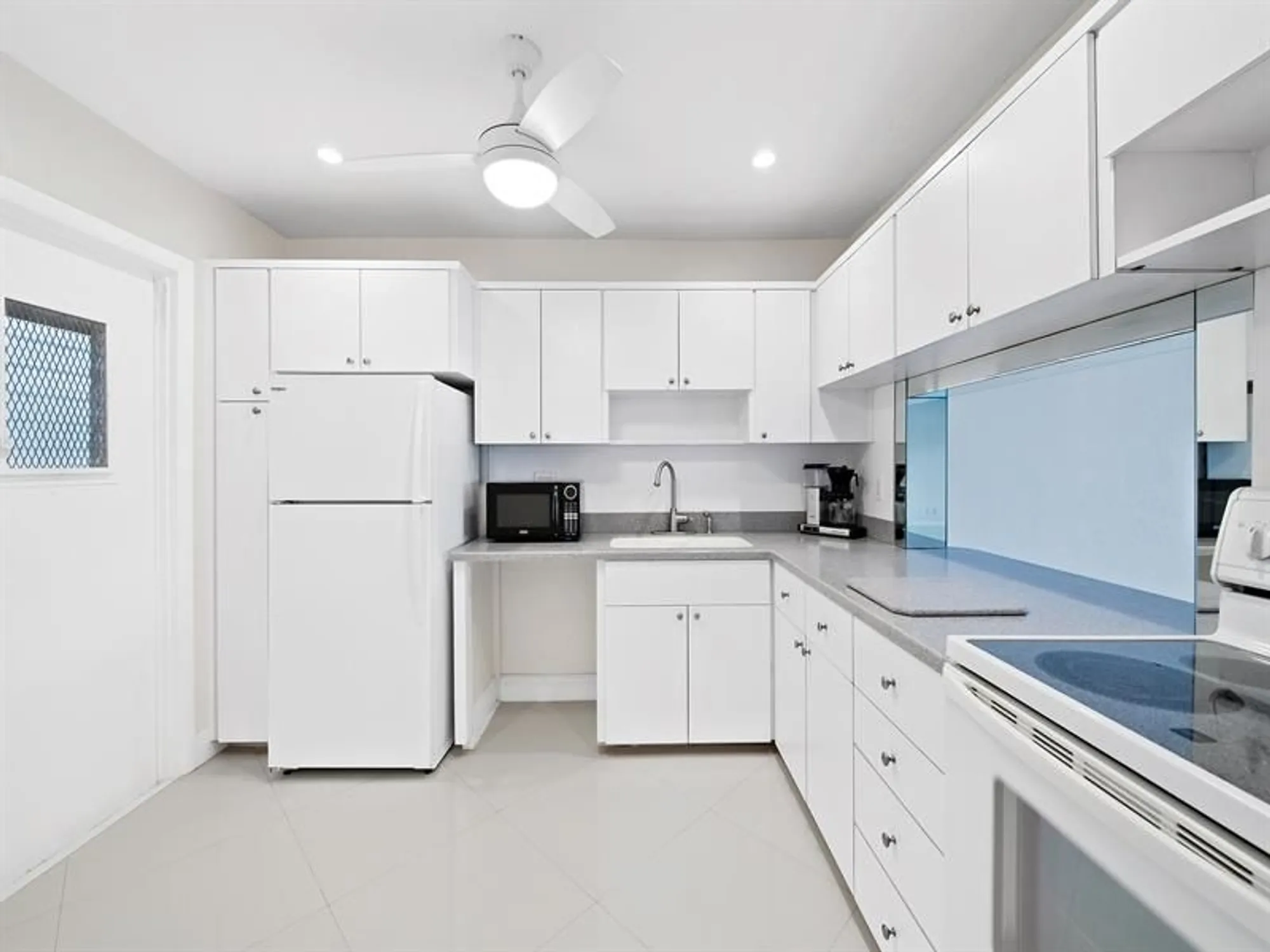Property Slideshow image 14 of 23 | 329 se 3rd st 305p, Hallandale Beach, FL, 33009