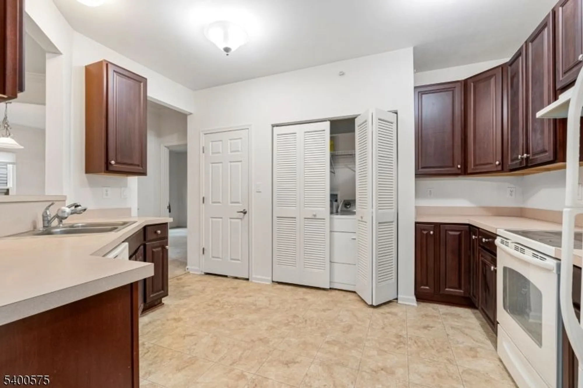 Property Slideshow image 5 of 11 | 2 waterman ln unit 203, Hillsborough, NJ, 08844