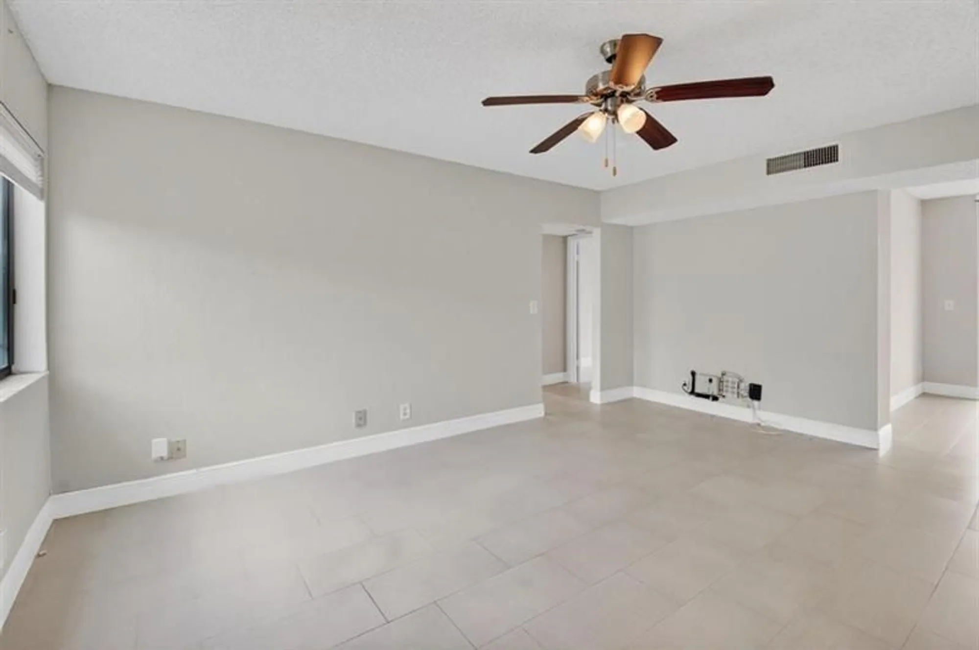 Property Slideshow image 7 of 39 | 5370 las verdes cir apt 319, Delray Beach, FL, 33484