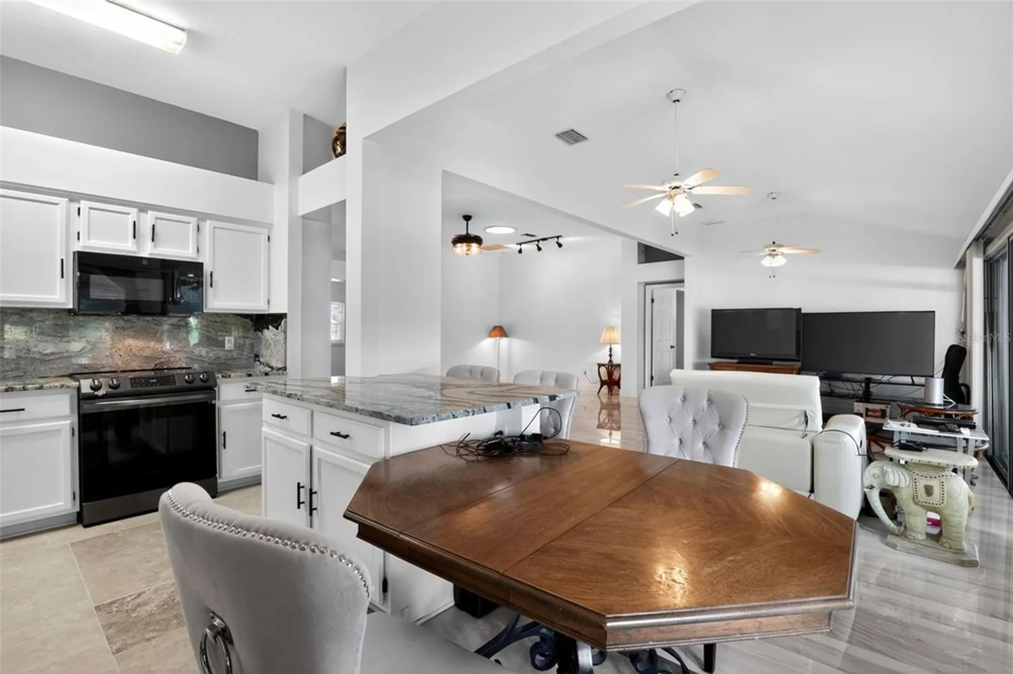 Property Slideshow image 16 of 32 | 411 del mar dr, Lady Lake, FL, 32159