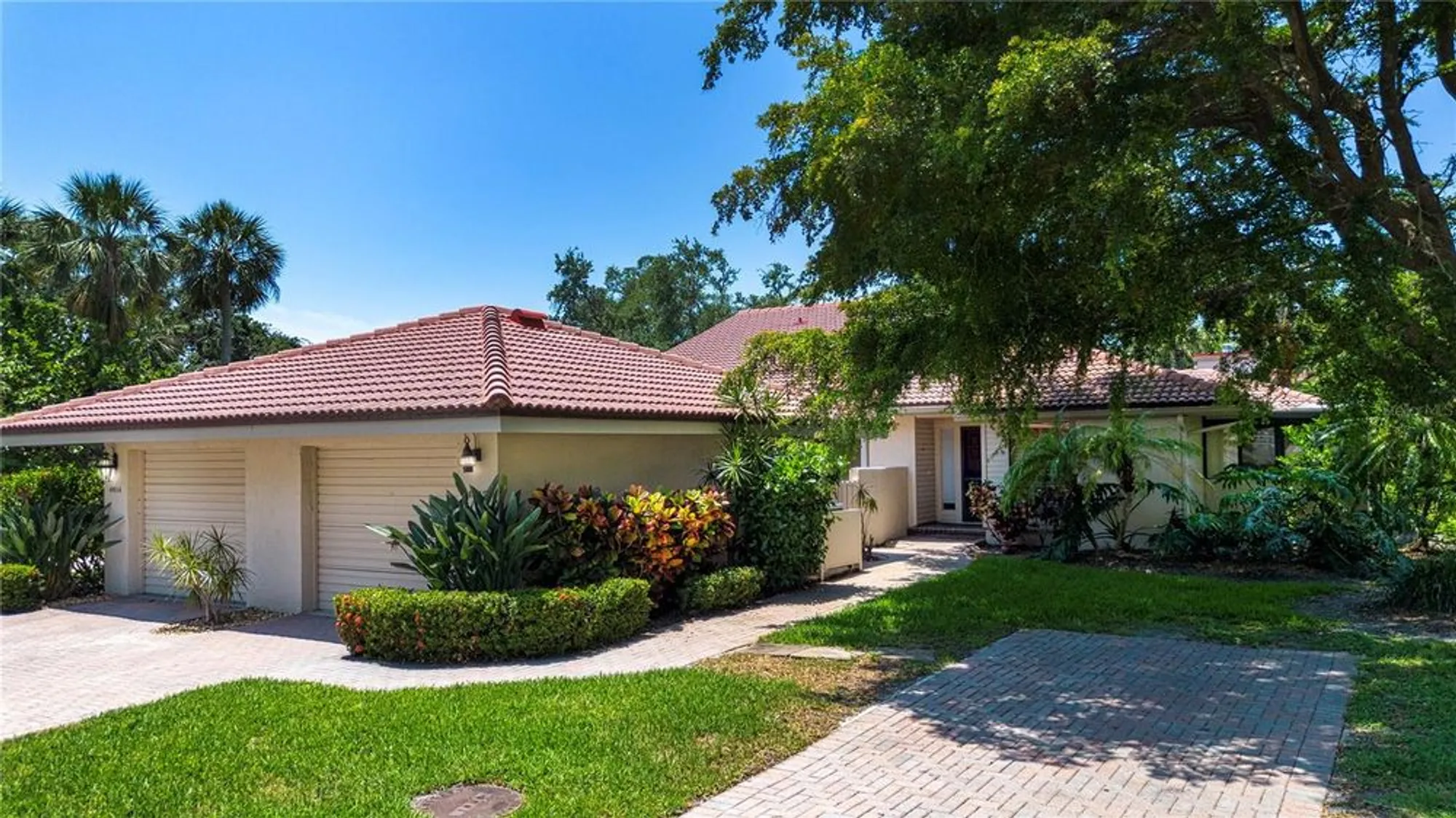 Property Slideshow image 2 of 48 | 4812 kestral park cir 20, Sarasota, FL, 34231