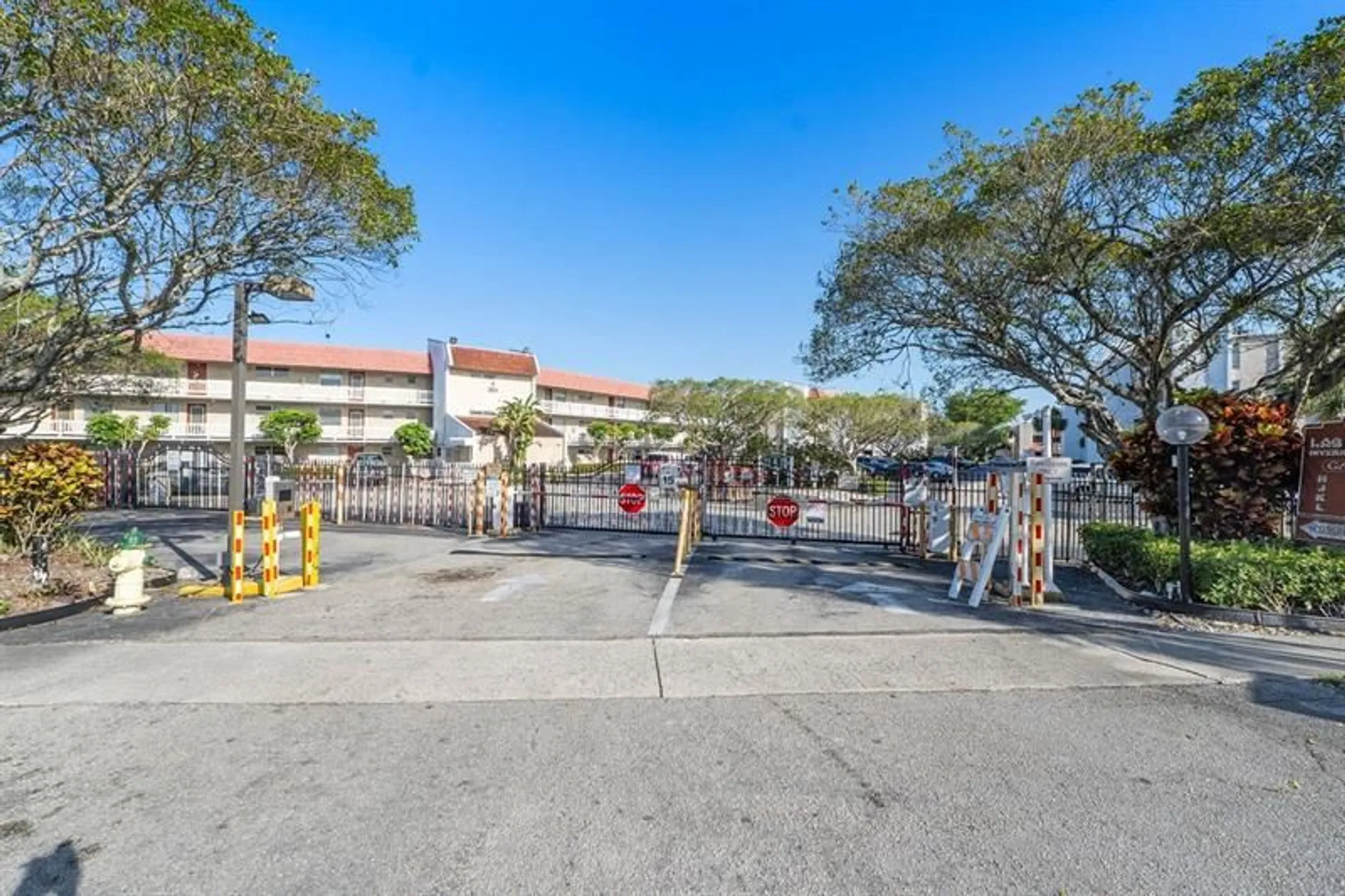 Property Slideshow image 3 of 32 | 3551 inverrary dr 404, Lauderhill, FL, 33319