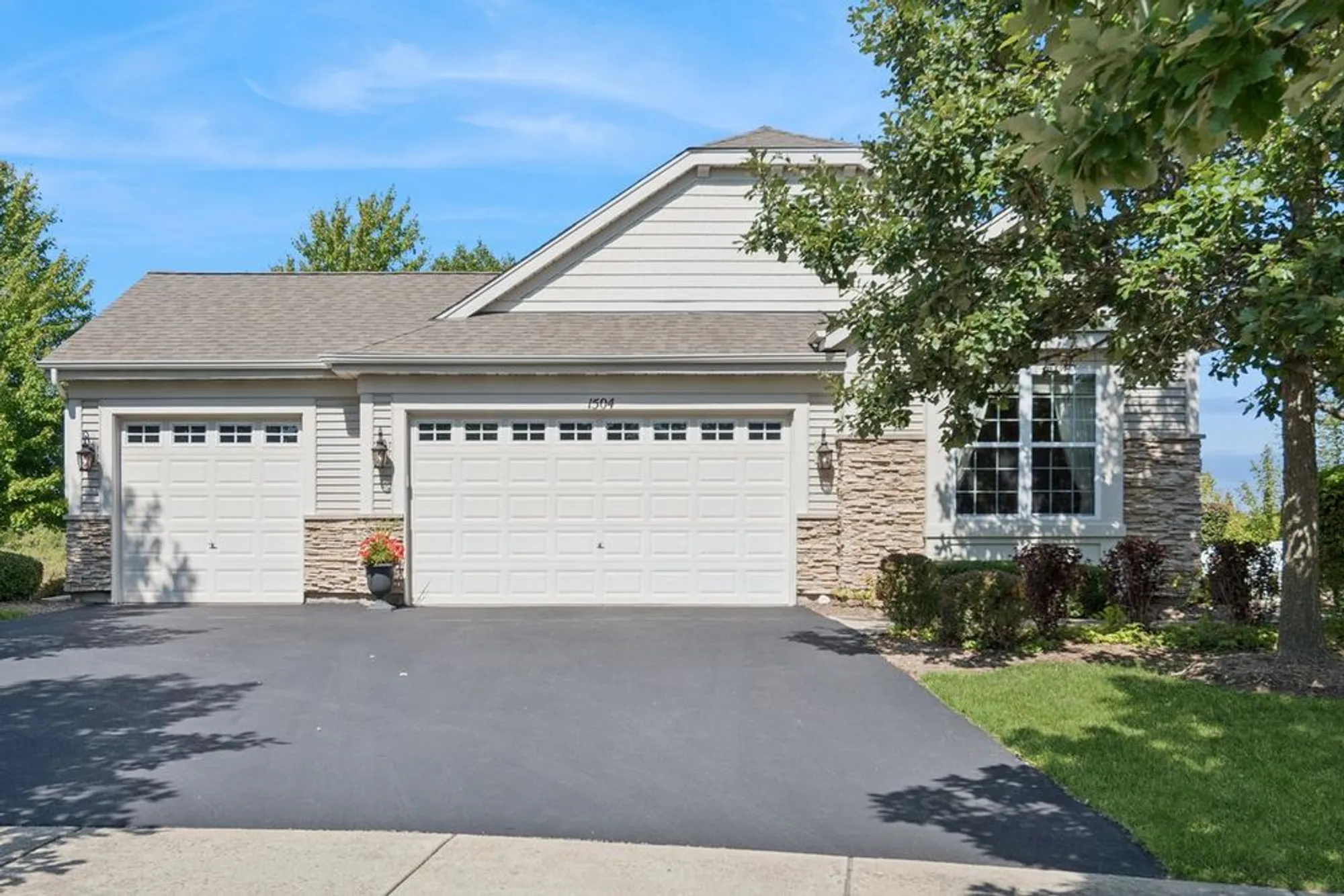 Property Slideshow image 1 of 40 | 1504 mansfield dr, Aurora, IL, 60502