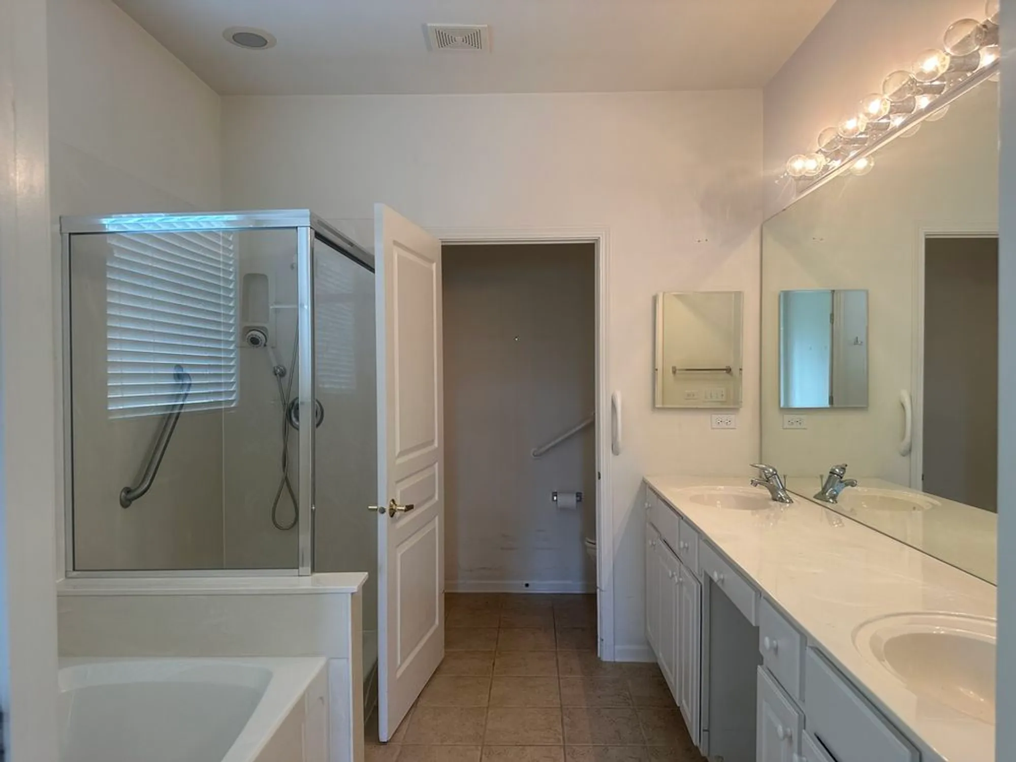 Property Slideshow image 13 of 16 | 13053 dearborn trl, Huntley, IL, 60142