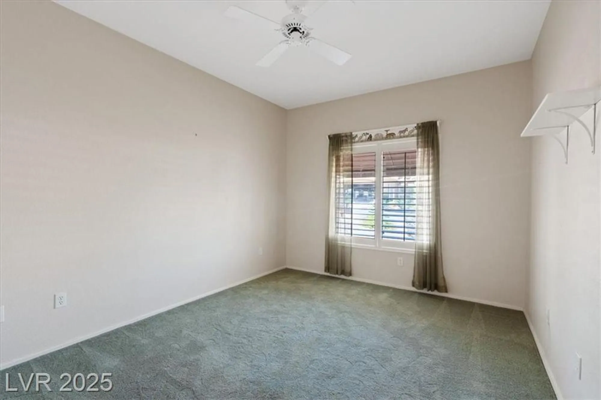 Property Slideshow image 19 of 34 | 2524 banora point dr, Las Vegas, NV, 89134