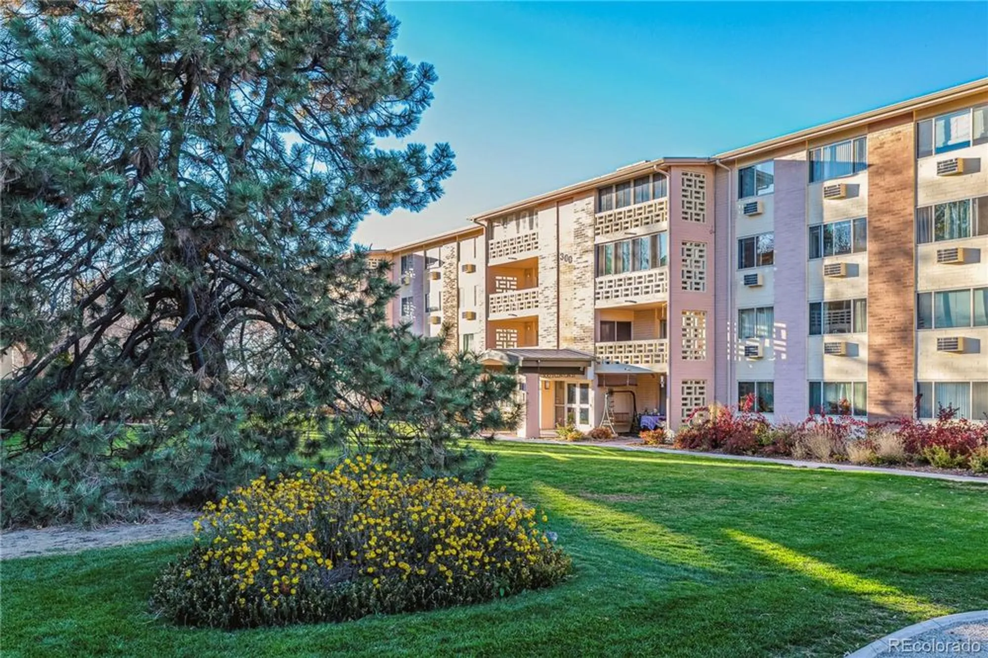 Property Slideshow image 21 of 49 | 300 s clinton st 8c, Denver, CO, 80247