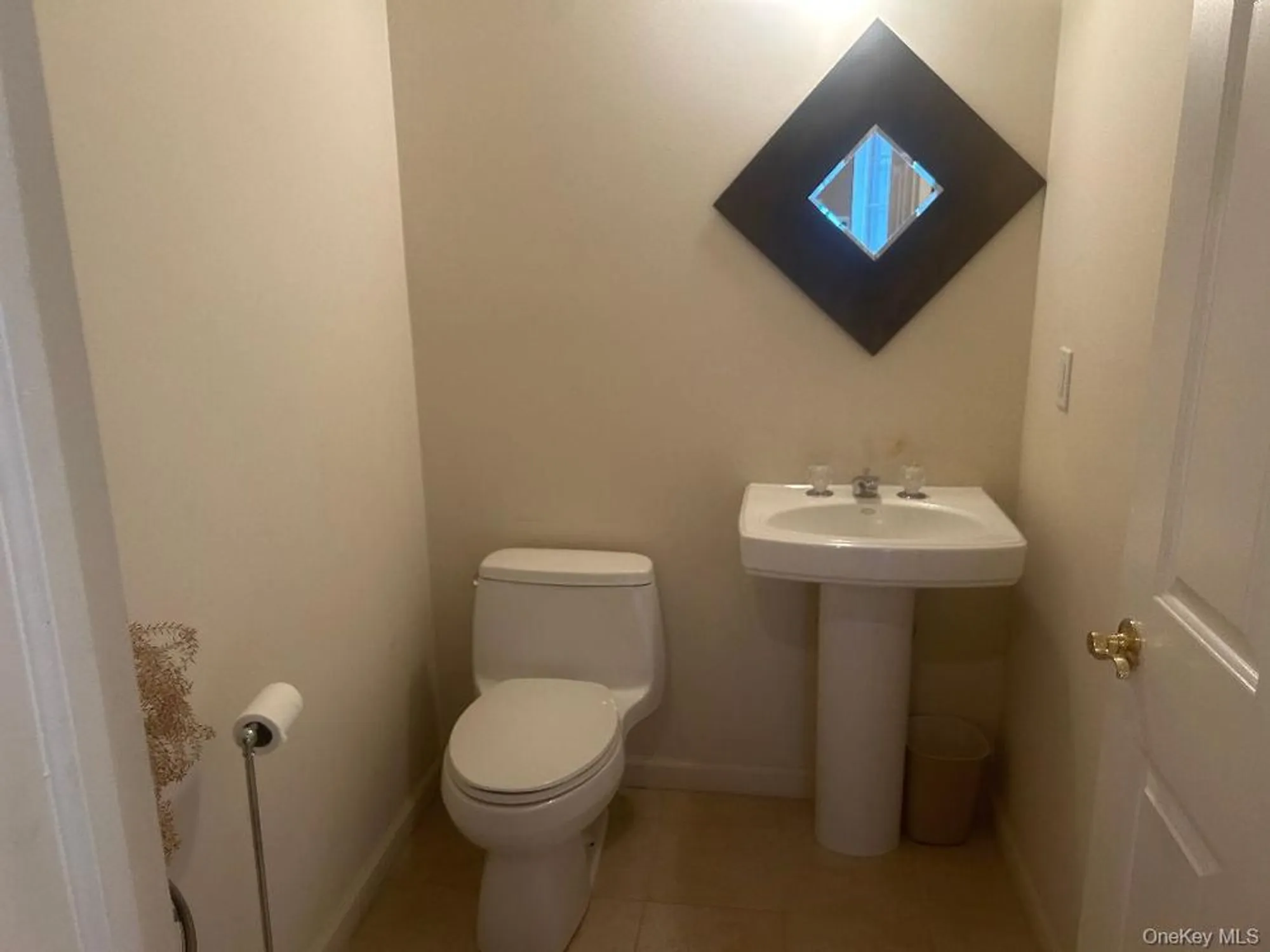 Property Slideshow image 13 of 15 | 423 florencia pl, Melville, NY, 11747