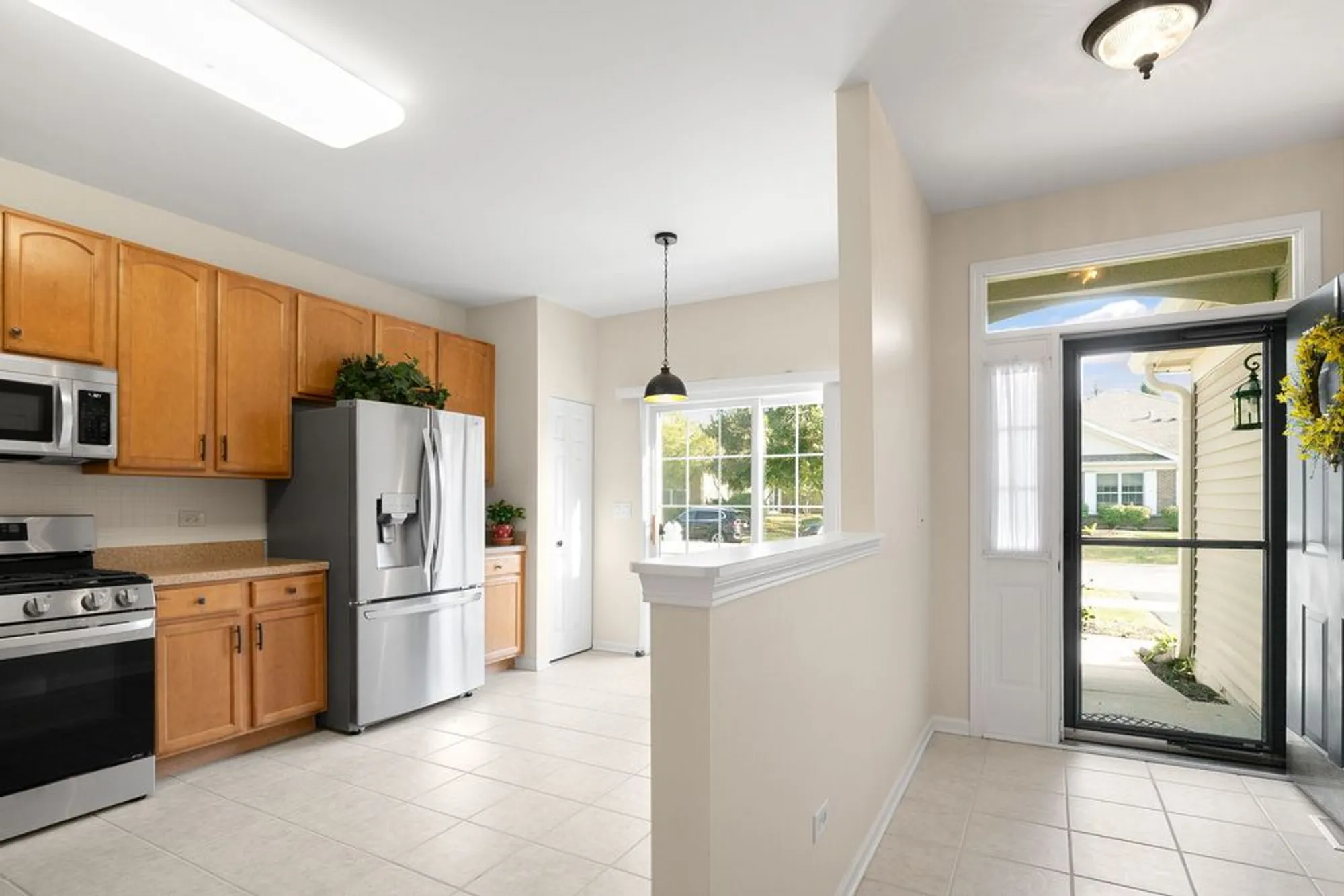 Property Slideshow image 8 of 32 | 272 enfield ln, Grayslake, IL, 60030