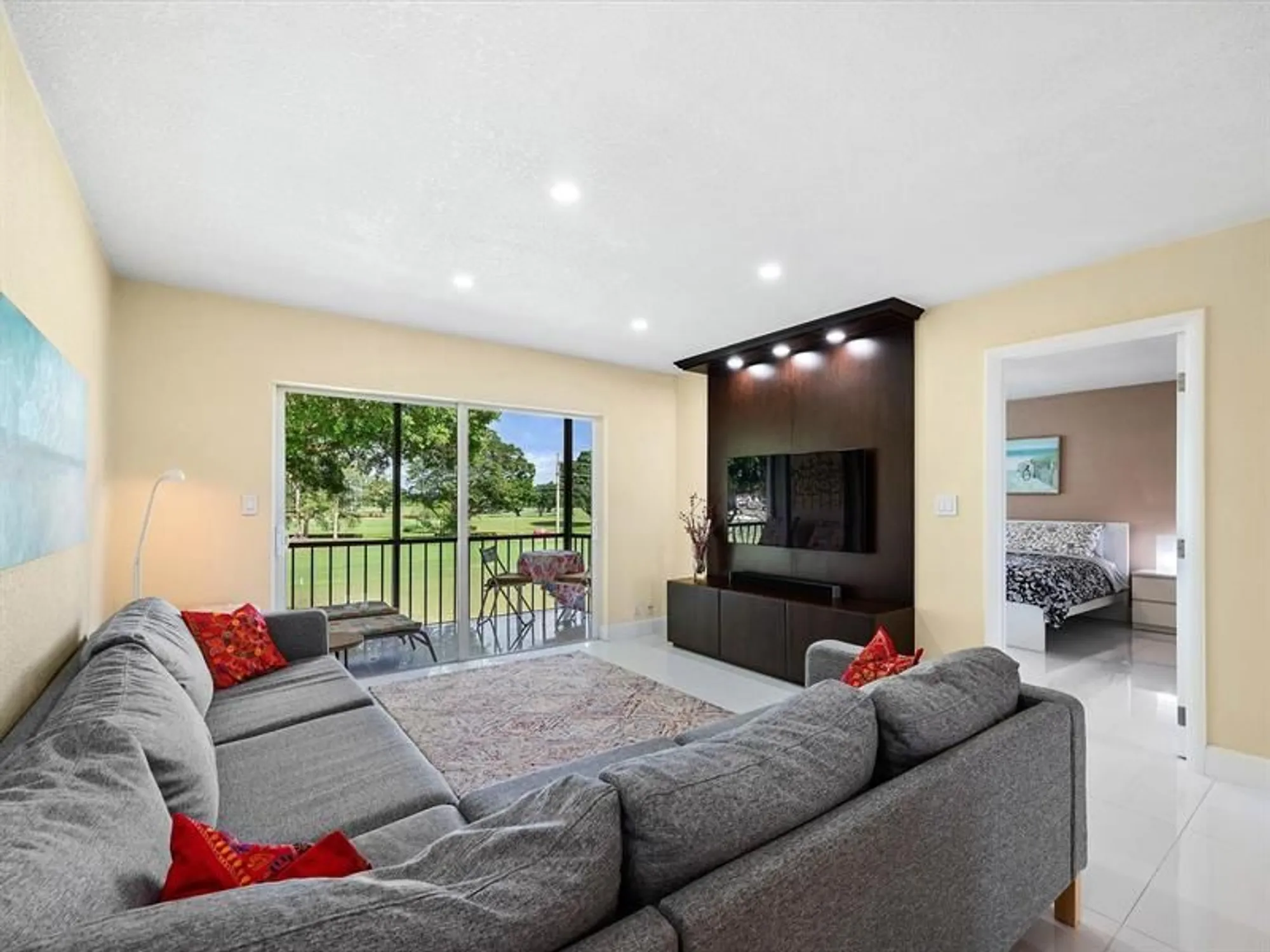 Property Slideshow image 16 of 44 | 9300 n hollybrook lake dr 303, Pembroke Pines, FL, 33025