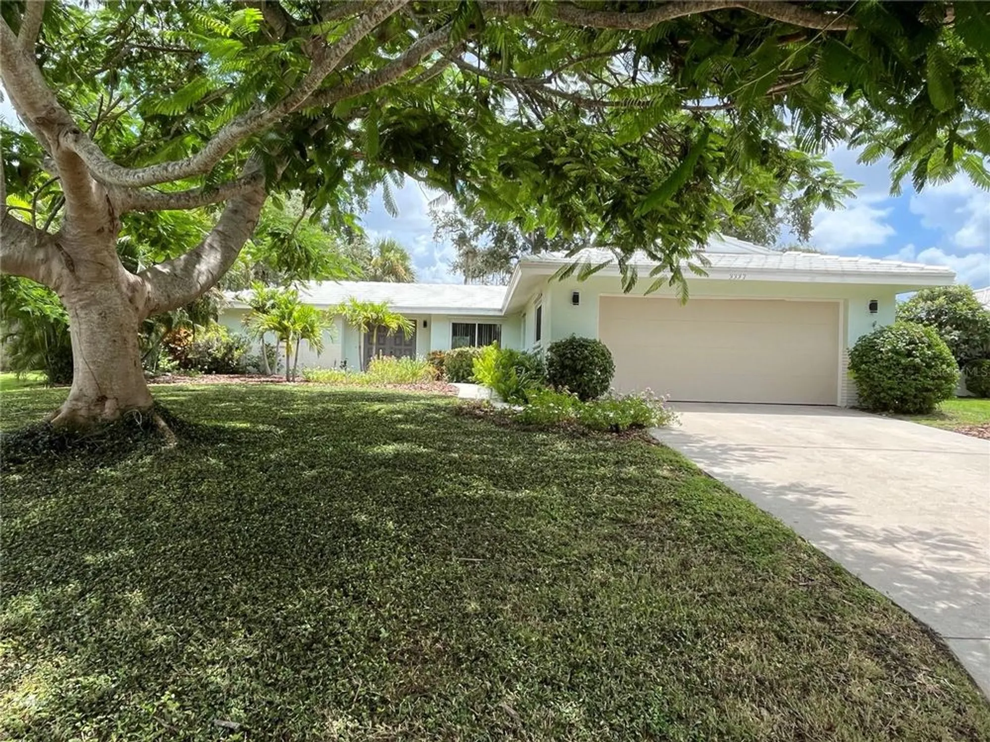 Property Slideshow image 6 of 52 | 3337 spring mill cir, Sarasota, FL, 34239