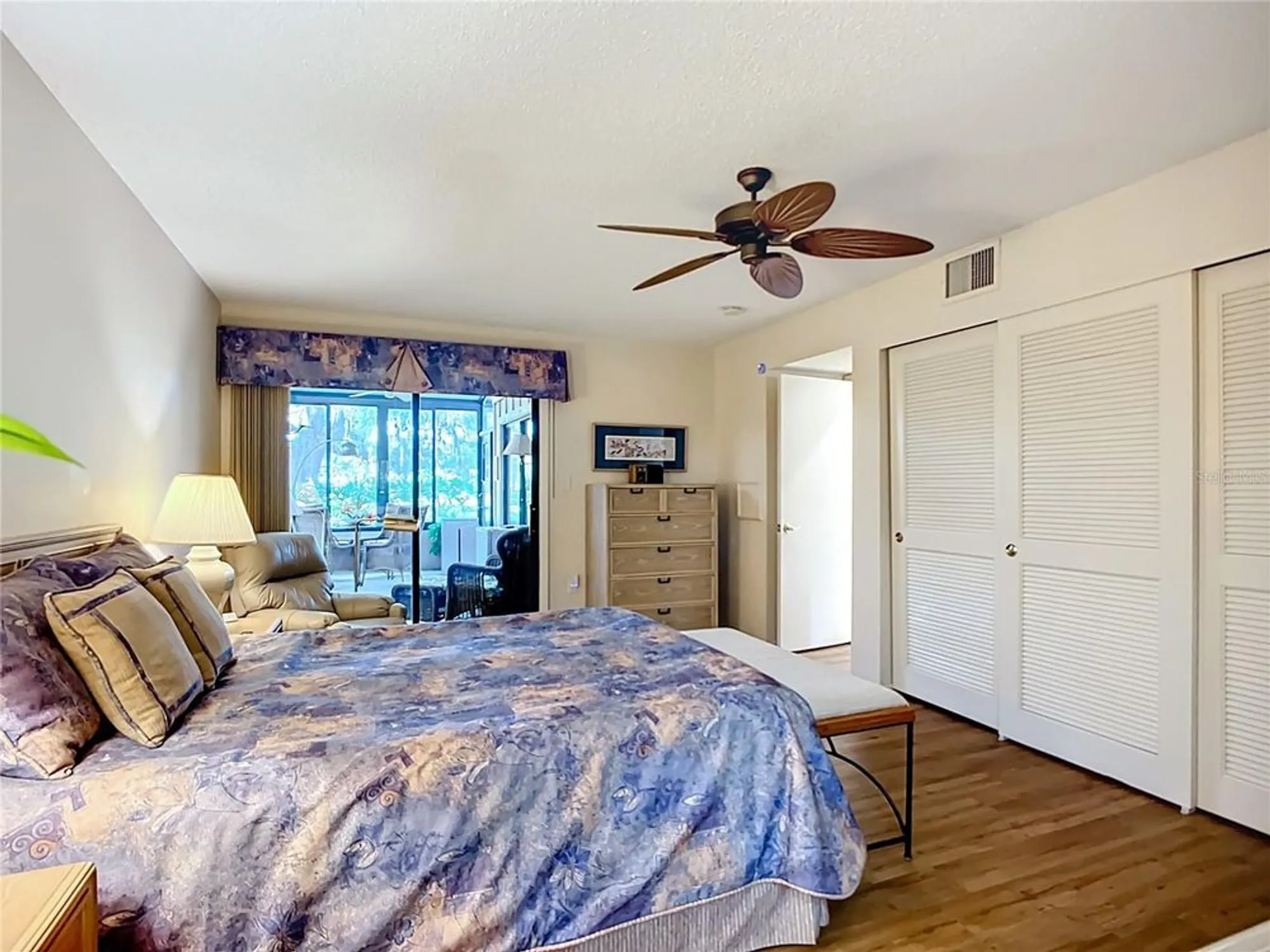 Property Slideshow image 21 of 43 | 4683 oak hollow dr 3, Sarasota, FL, 34241