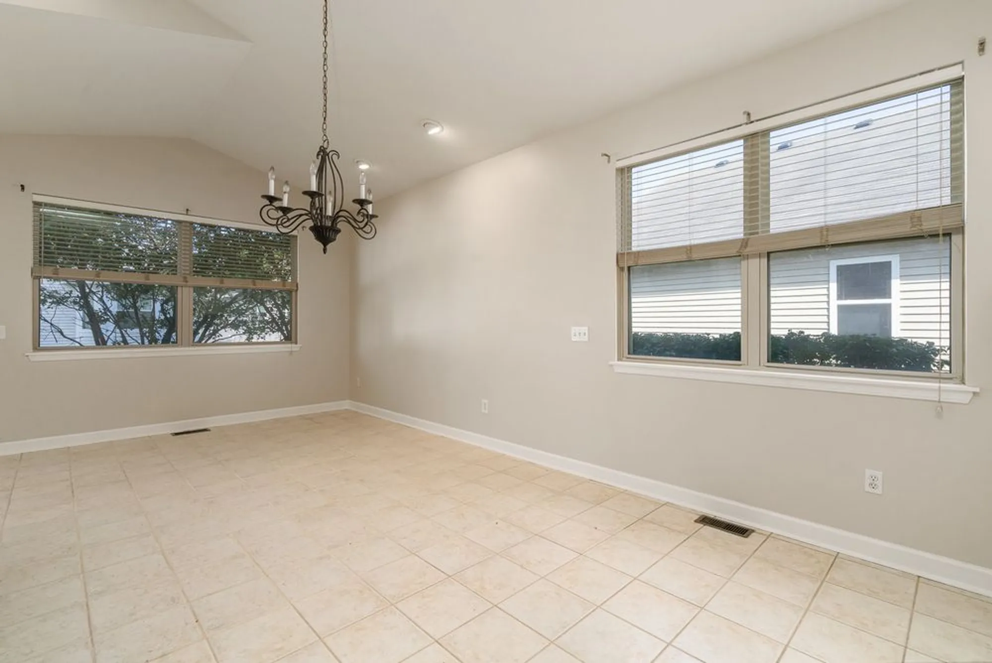 Property Slideshow image 14 of 39 | 1611 benzie cir, Romeoville, IL, 60446