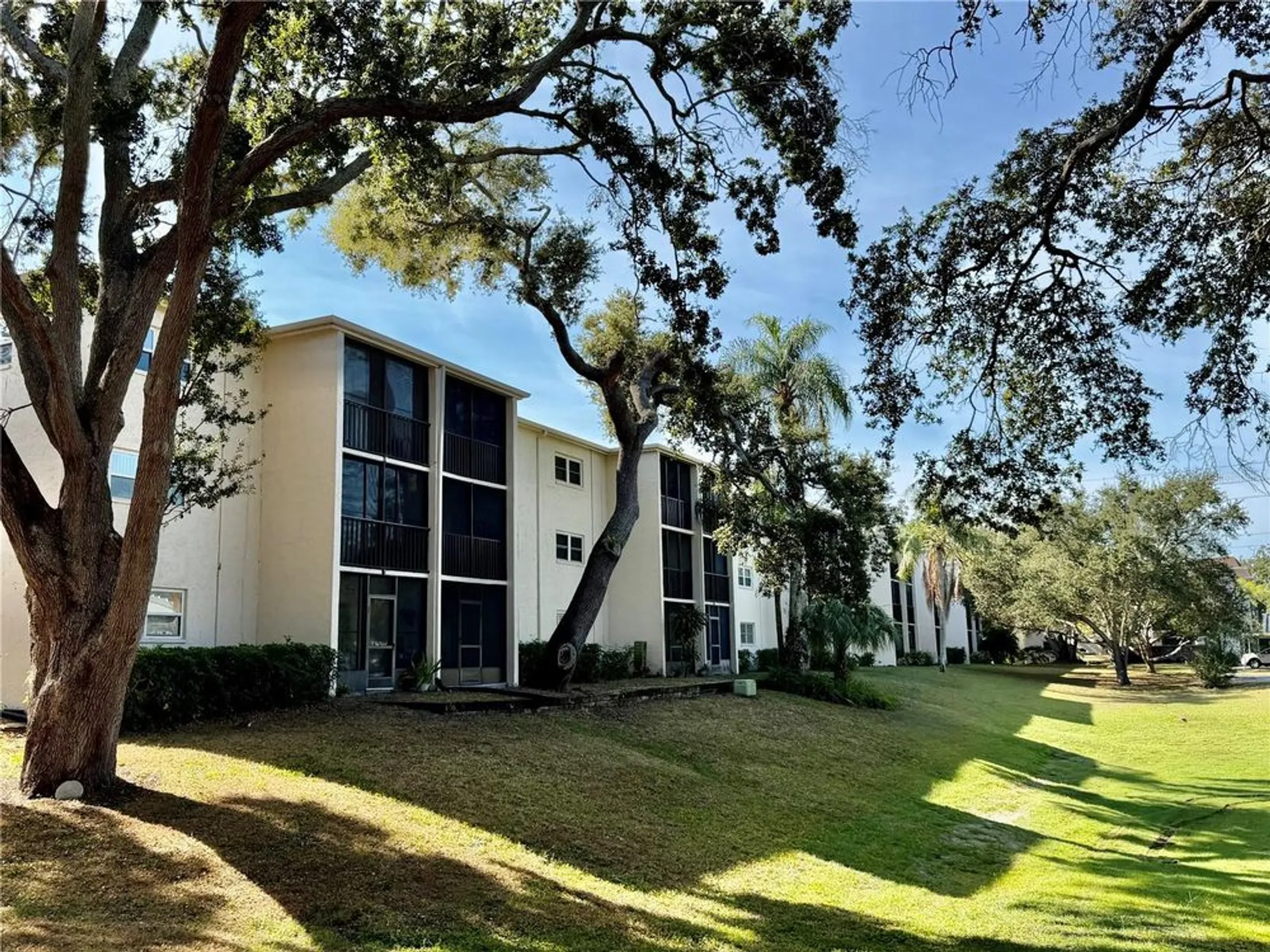 Property Slideshow image 5 of 30 | 851 maple ct 209, Dunedin, FL, 34698