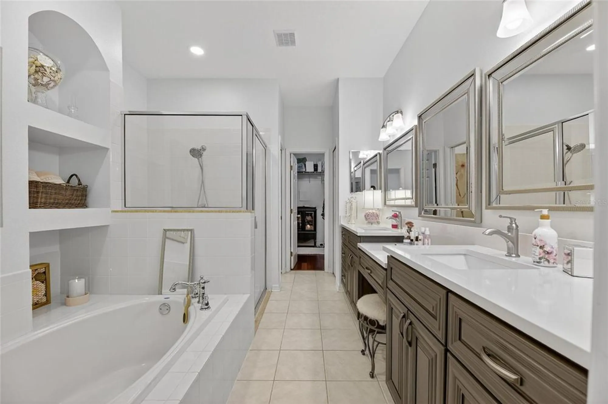 Property Slideshow image 34 of 100 | 5612 golden isles dr, Apollo Beach, FL, 33572