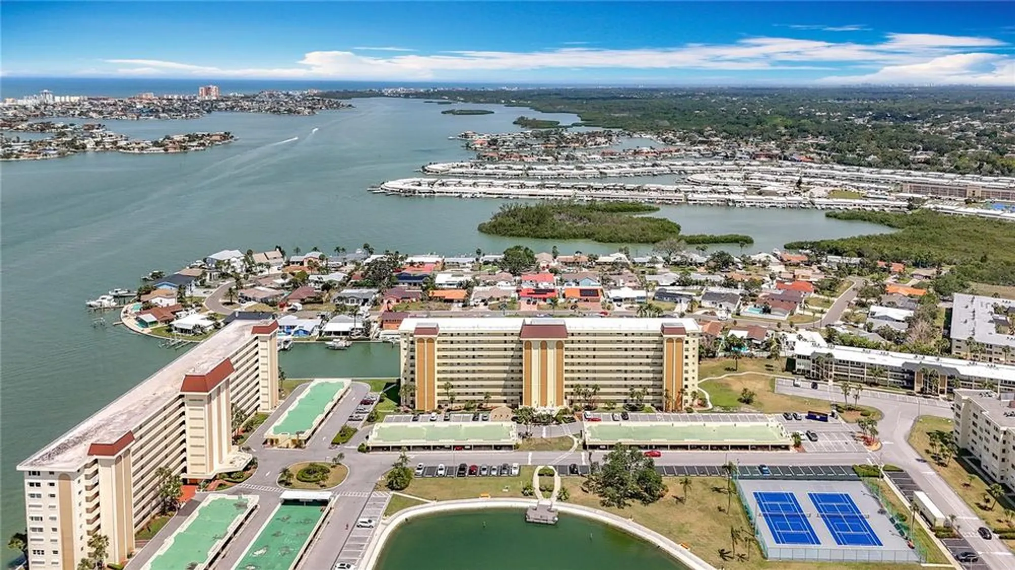 Property Slideshow image 7 of 61 | 4725 cove cir apt 908, St Petersburg, FL, 33708