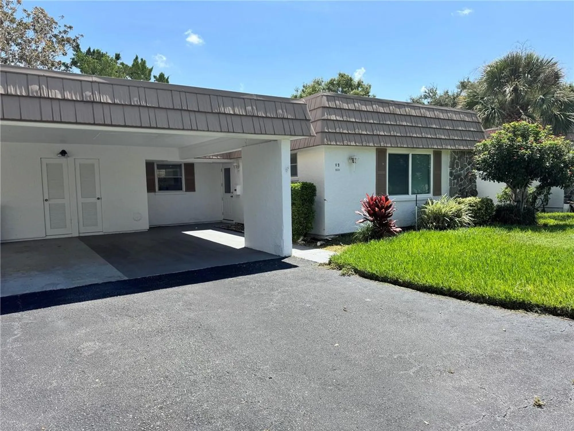 Property Slideshow image 2 of 26 | 5531 riverbluff cir # v9, Sarasota, FL, 34231