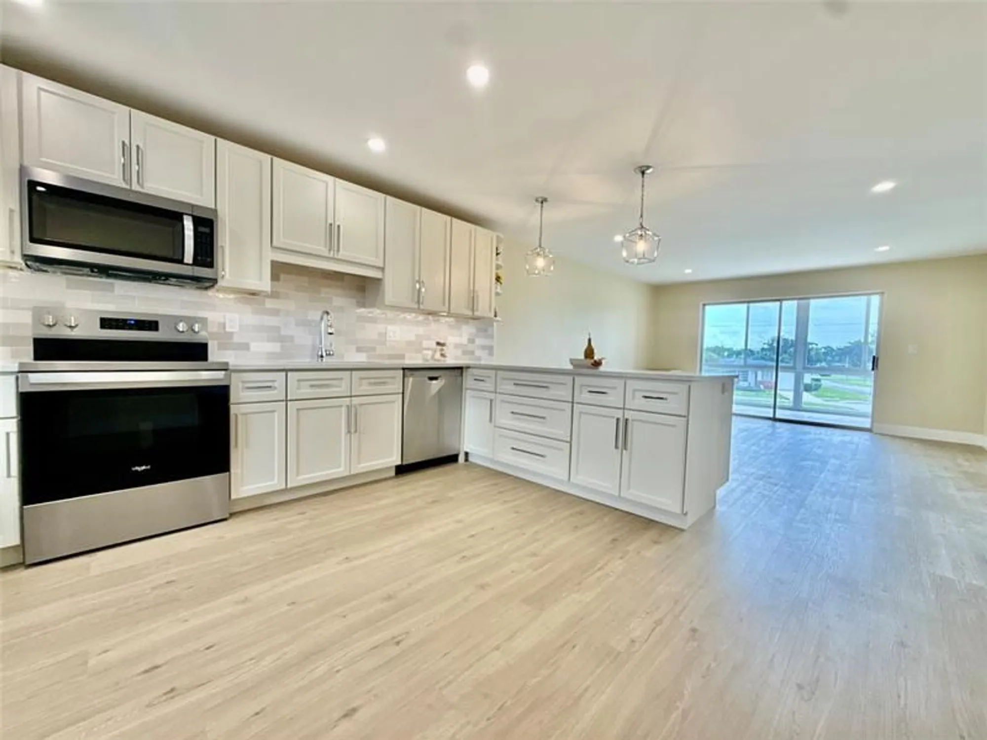 Property Slideshow image 7 of 19 | 7887 golf circle dr 211, Margate, FL, 33063