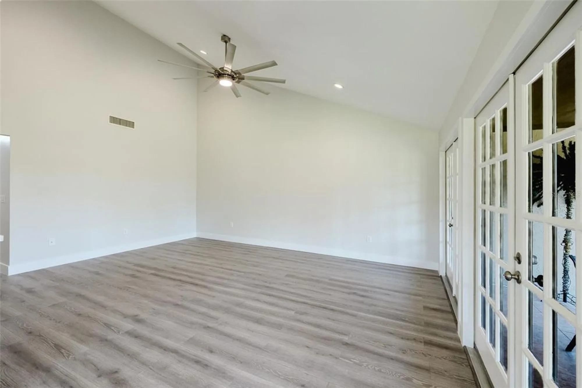 Property Slideshow image 26 of 53 | 5604 doral dr, Sarasota, FL, 34243