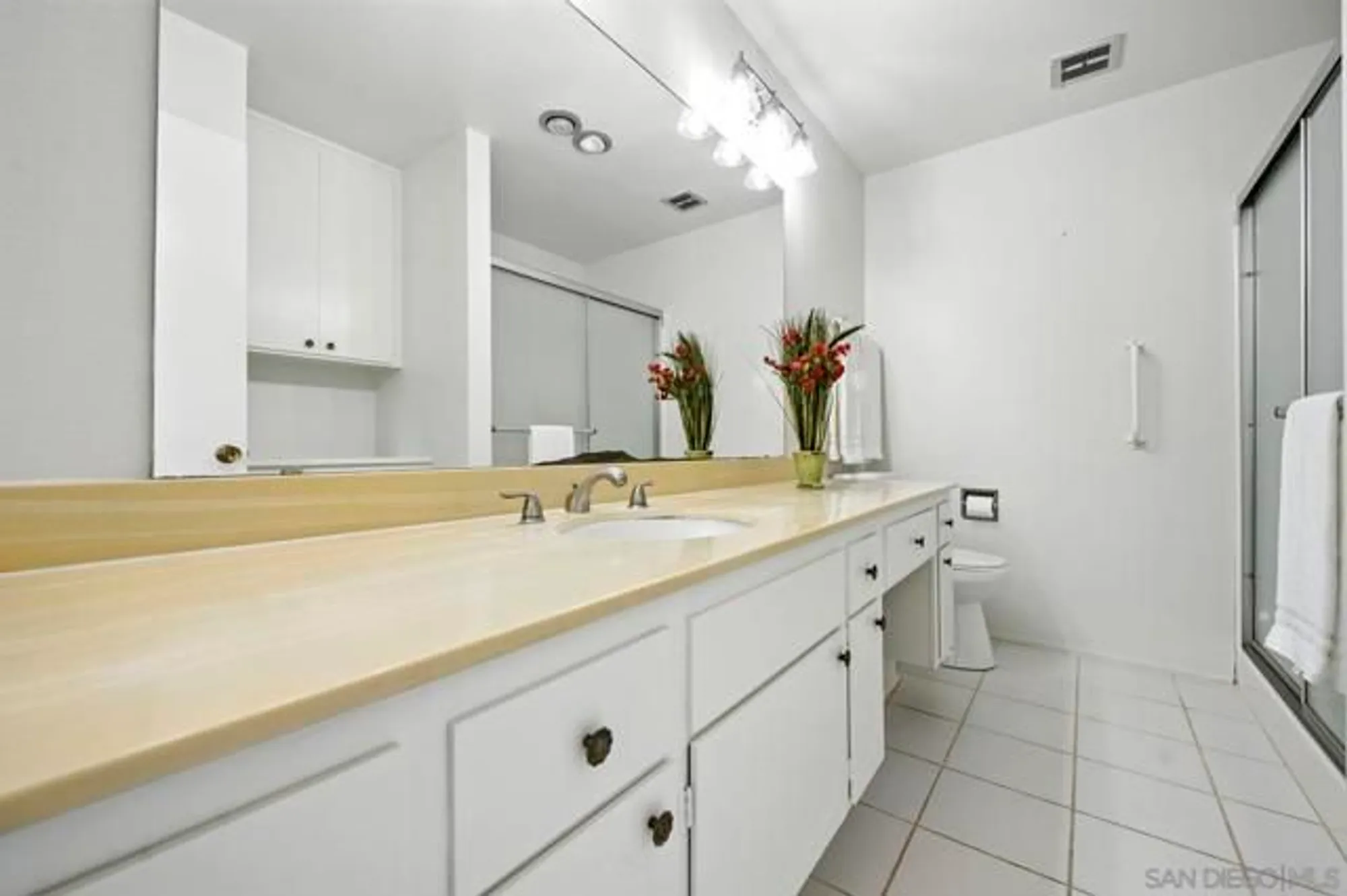Property Slideshow image 14 of 35 | 16660 roca dr, San Diego, CA, 92128