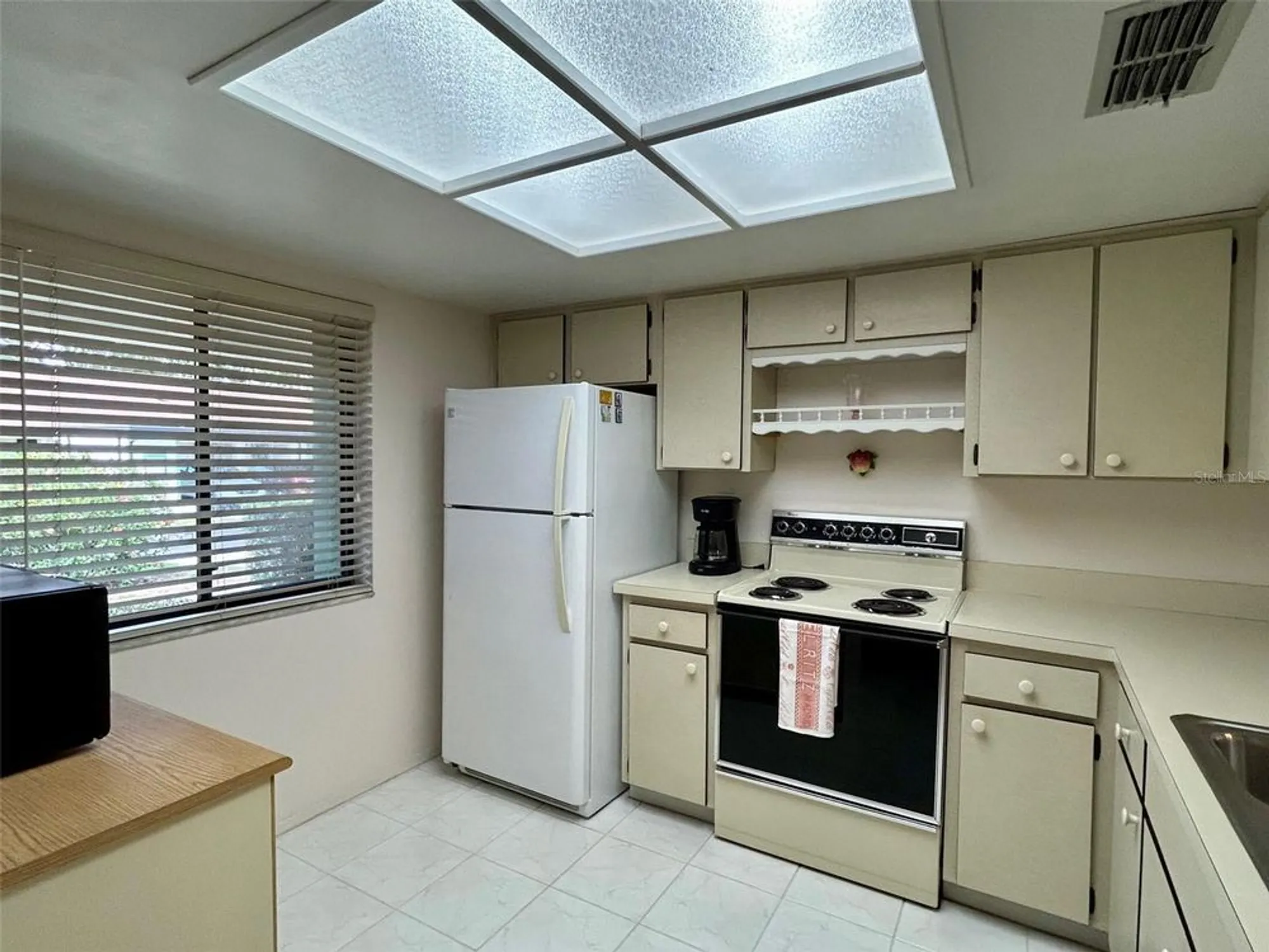Property Slideshow image 4 of 28 | 2541 laurelwood dr # 8c, Clearwater, FL, 33763