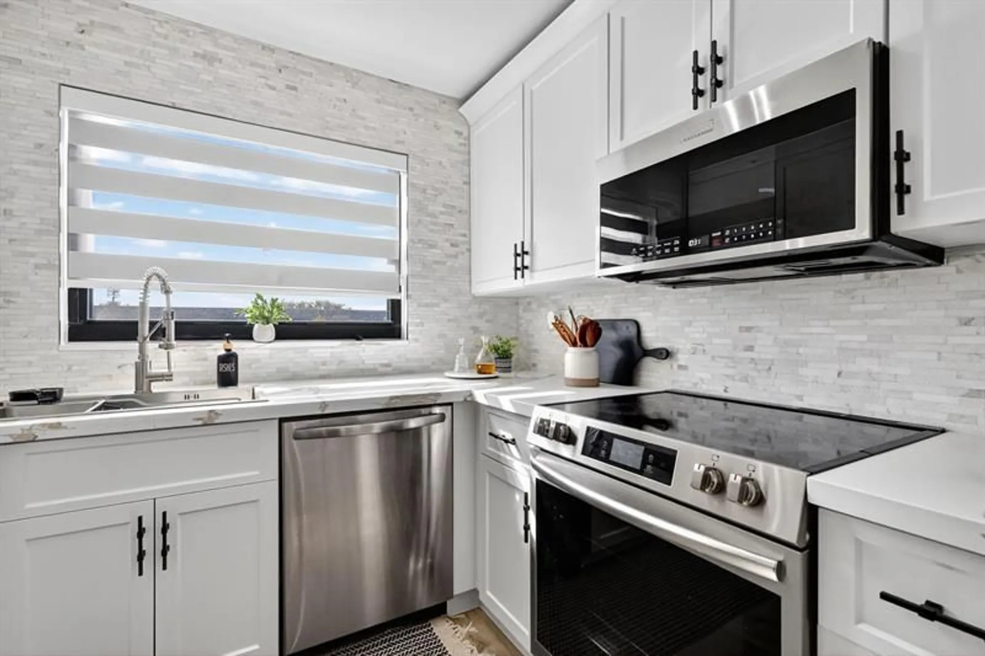 Property Slideshow image 3 of 52 | 1000 colony point cir 501, Pembroke Pines, FL, 33026