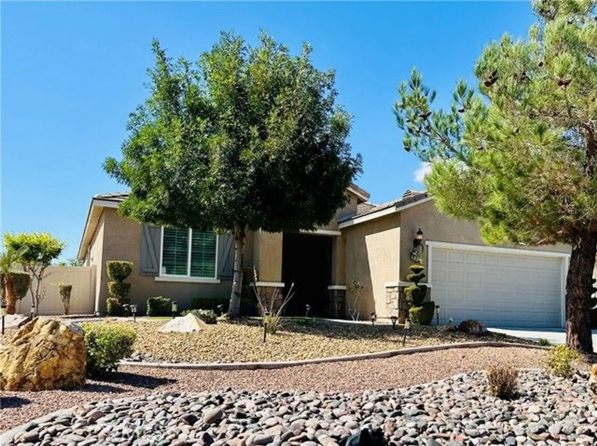 Property Slideshow image 1 of 30 | 19369 glaslyn ct, Apple Valley, CA, 92308