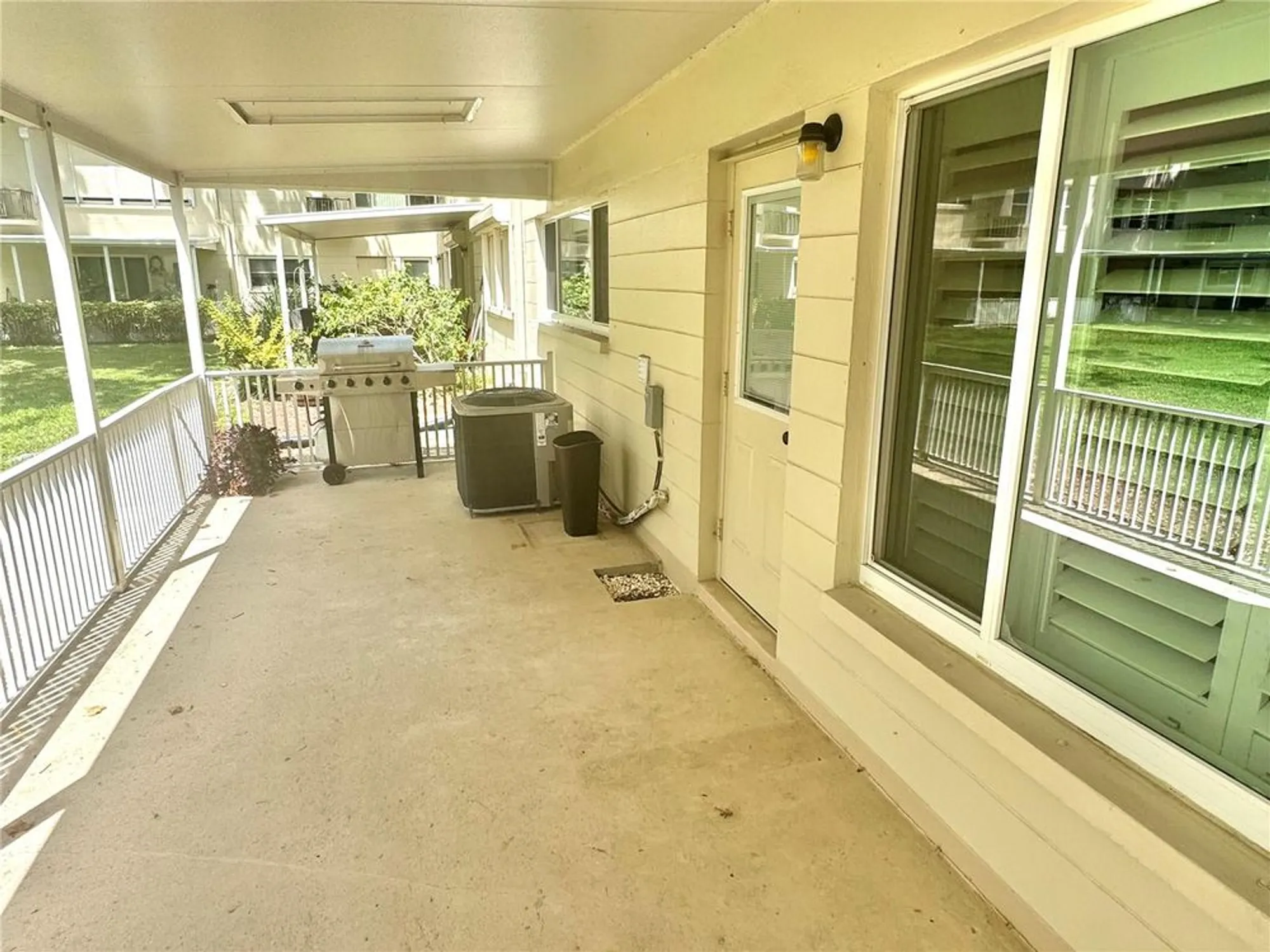 Property Slideshow image 5 of 37 | 2262 swedish dr 6, Clearwater, FL, 33763