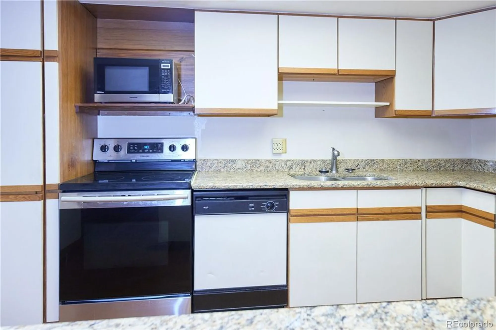 Property Slideshow image 10 of 45 | 13902 e marina dr apt 610, Aurora, CO, 80014