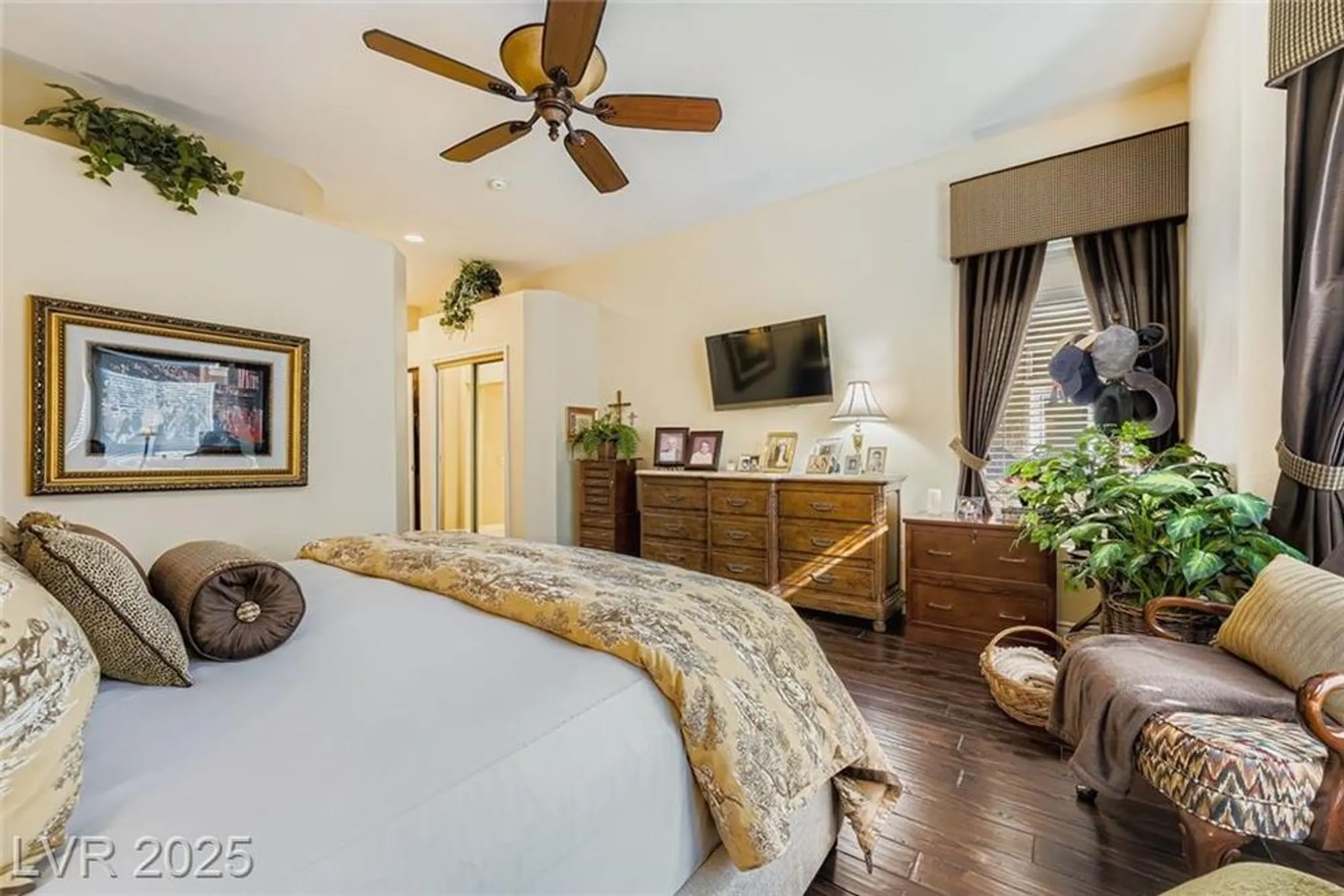Property Slideshow image 17 of 28 | 10737 shackleton dr, Las Vegas, NV, 89134