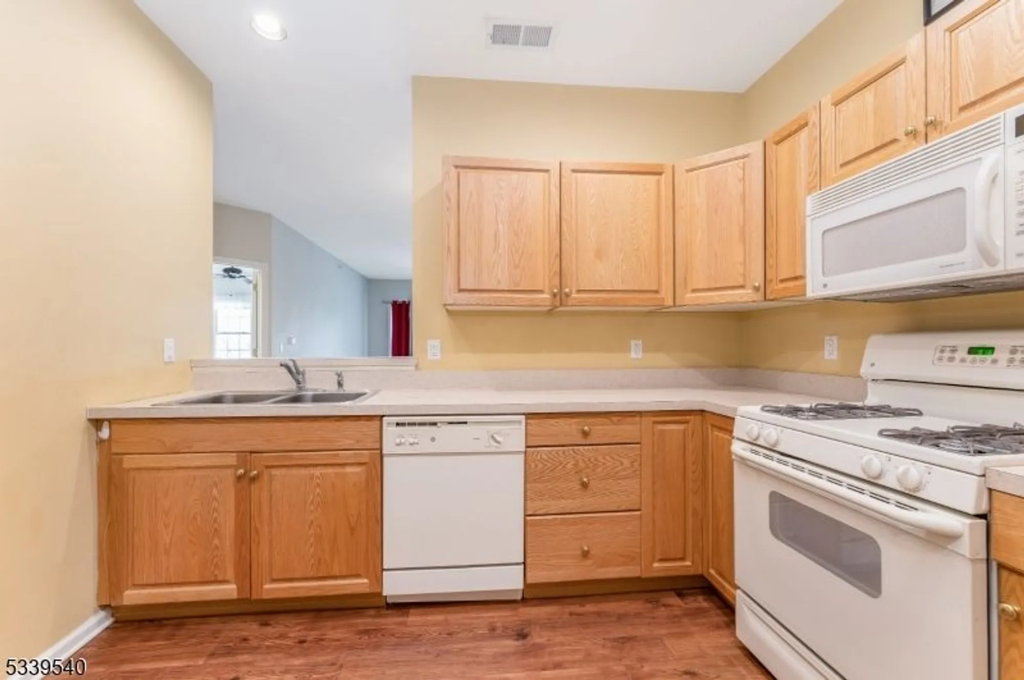 Property Slideshow image 4 of 48 | 6015 brookfield glen dr # 15, Belvidere, NJ, 07823