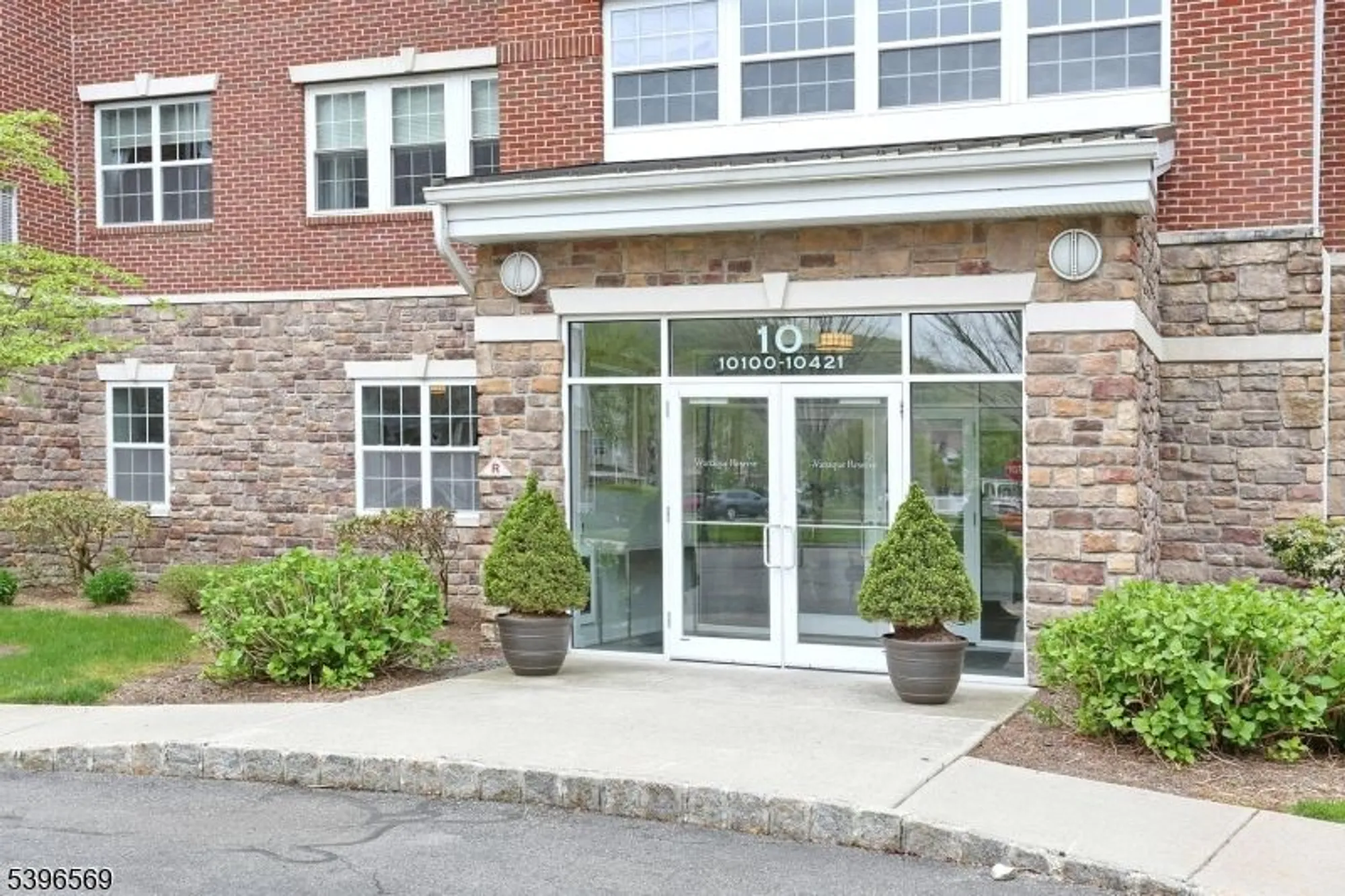 Property Slideshow image 3 of 45 | 10203 warrens way # 203, Wanaque, NJ, 07465