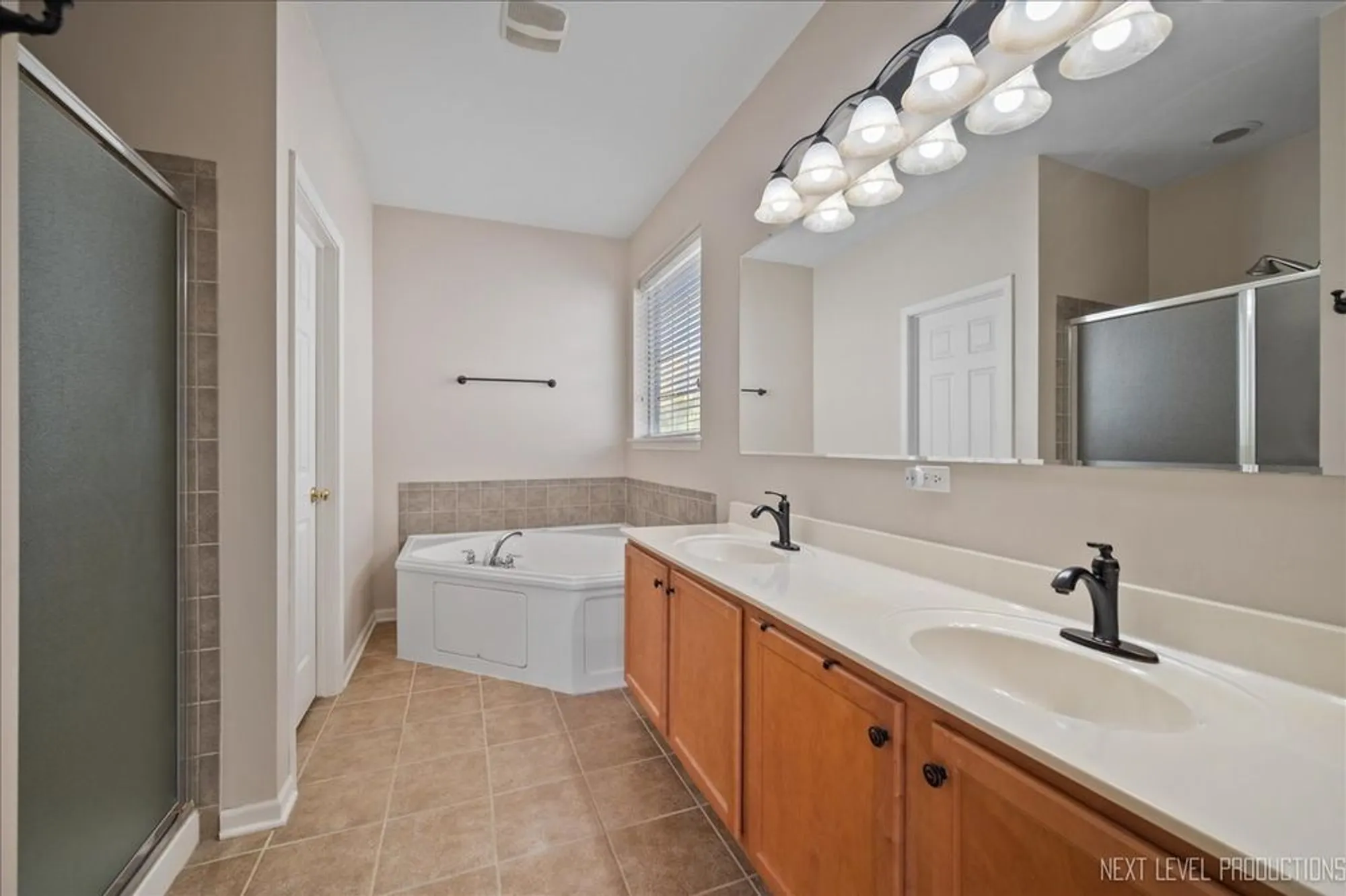 Property Slideshow image 16 of 29 | 712 bohannon cir, Oswego, IL, 60543
