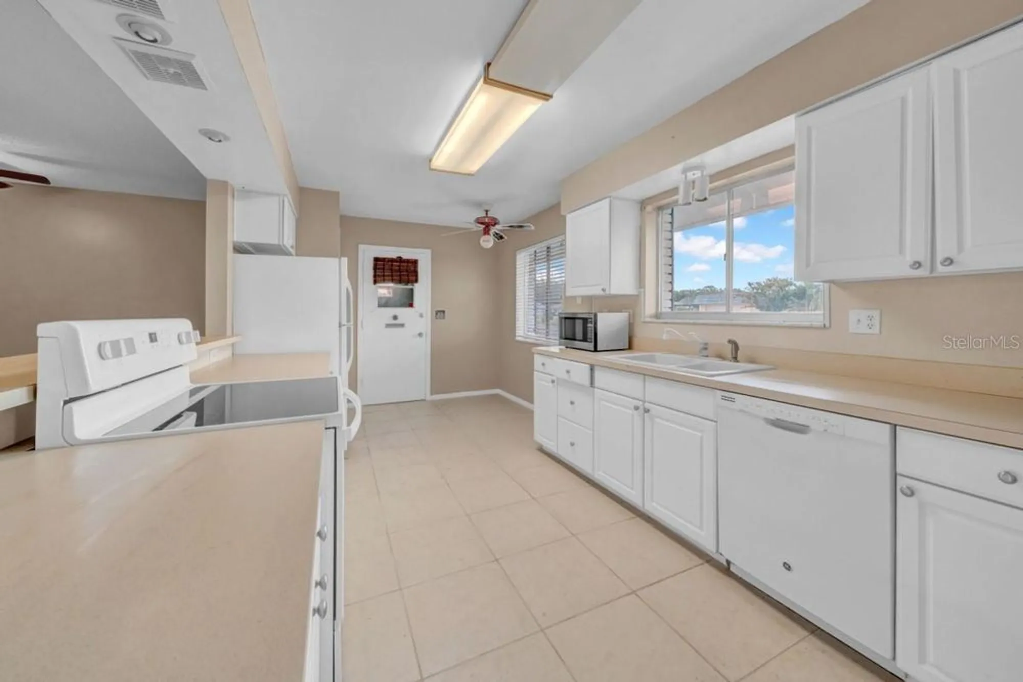 Property Slideshow image 6 of 12 | 1808 milford cir, Sun City Center, FL, 33573