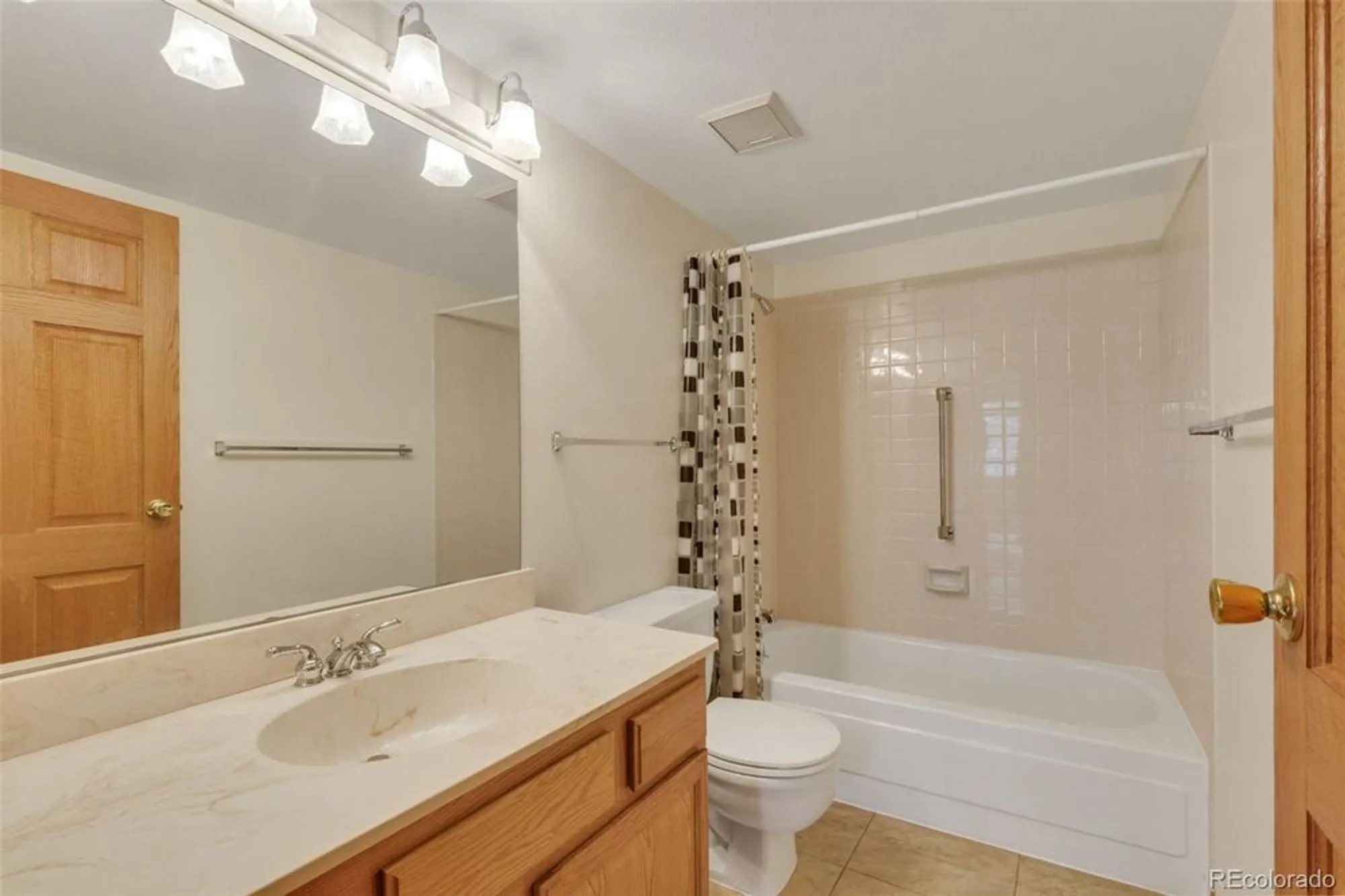 Property Slideshow image 17 of 44 | 13952 e marina dr apt 102, Aurora, CO, 80014