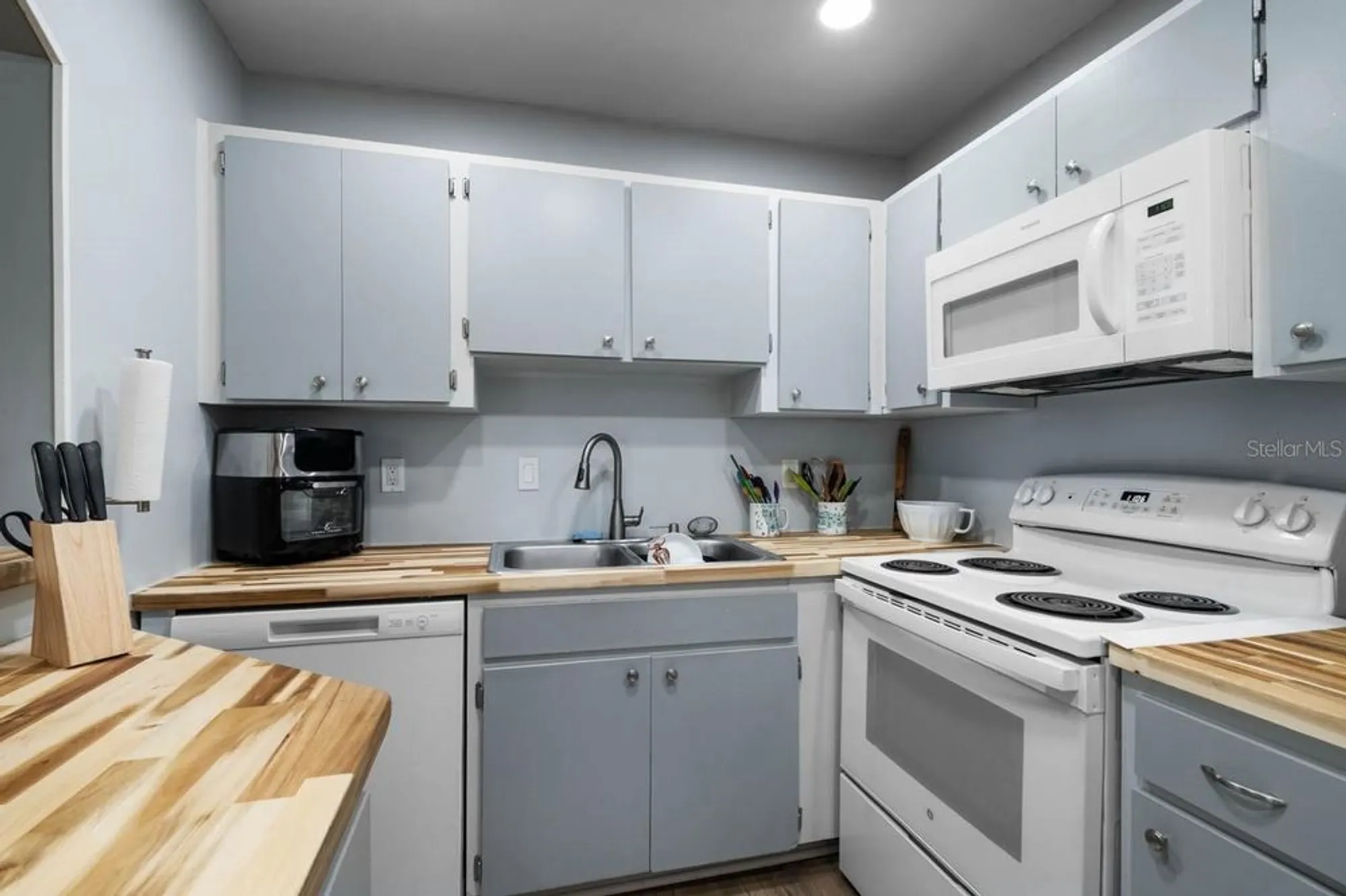 Property Slideshow image 13 of 34 | 403 fulham ct b, Sun City Center, FL, 33573