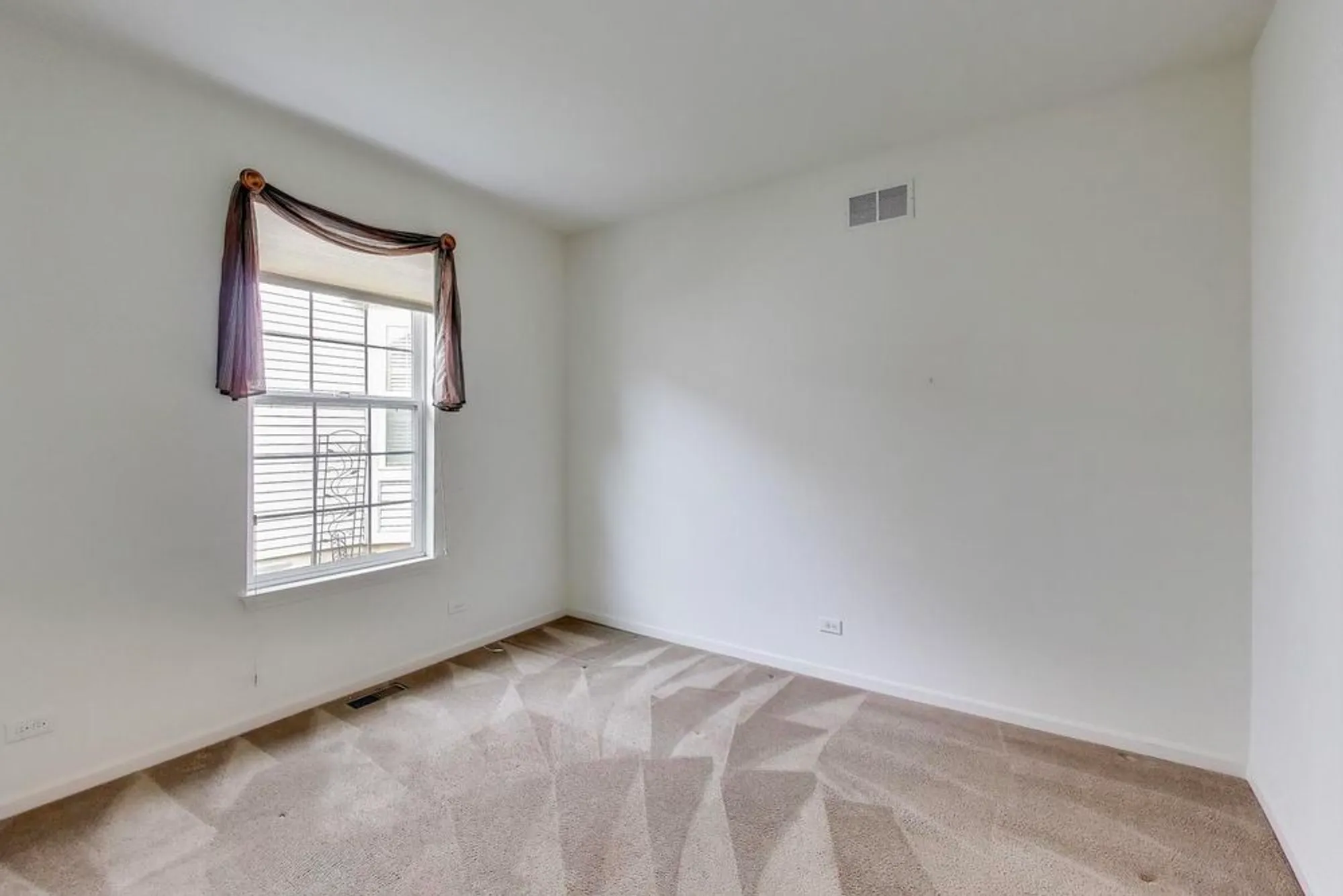 Property Slideshow image 12 of 27 | 1129 drury ln, Aurora, IL, 60502